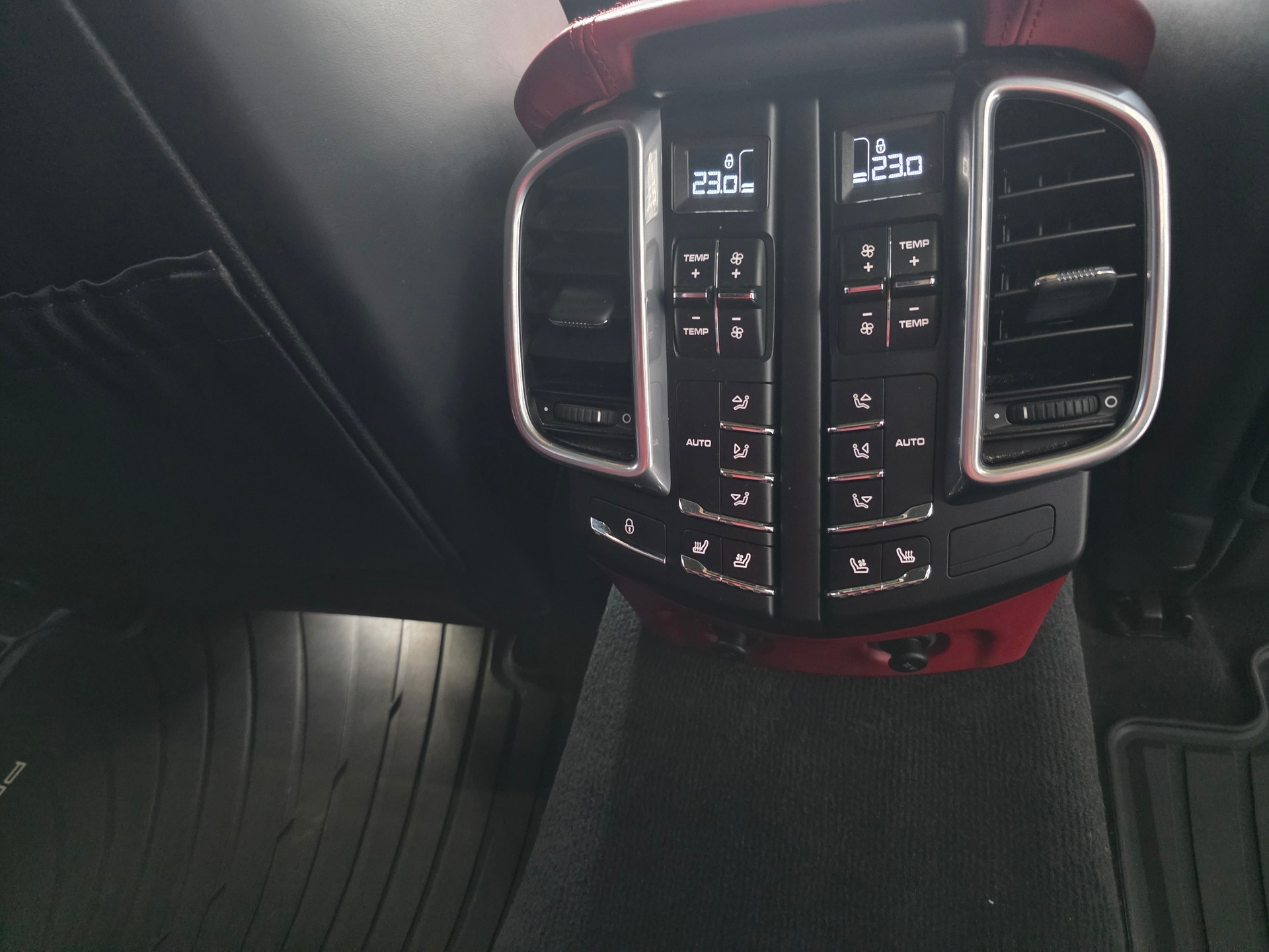 PORSCHE Cayenne Turbo S-image-21