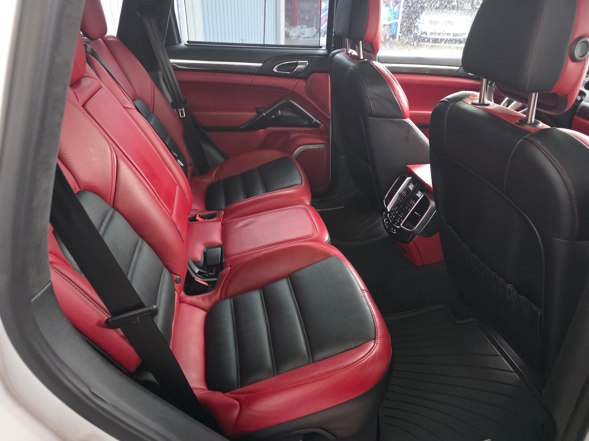 PORSCHE Cayenne Turbo S-image-16