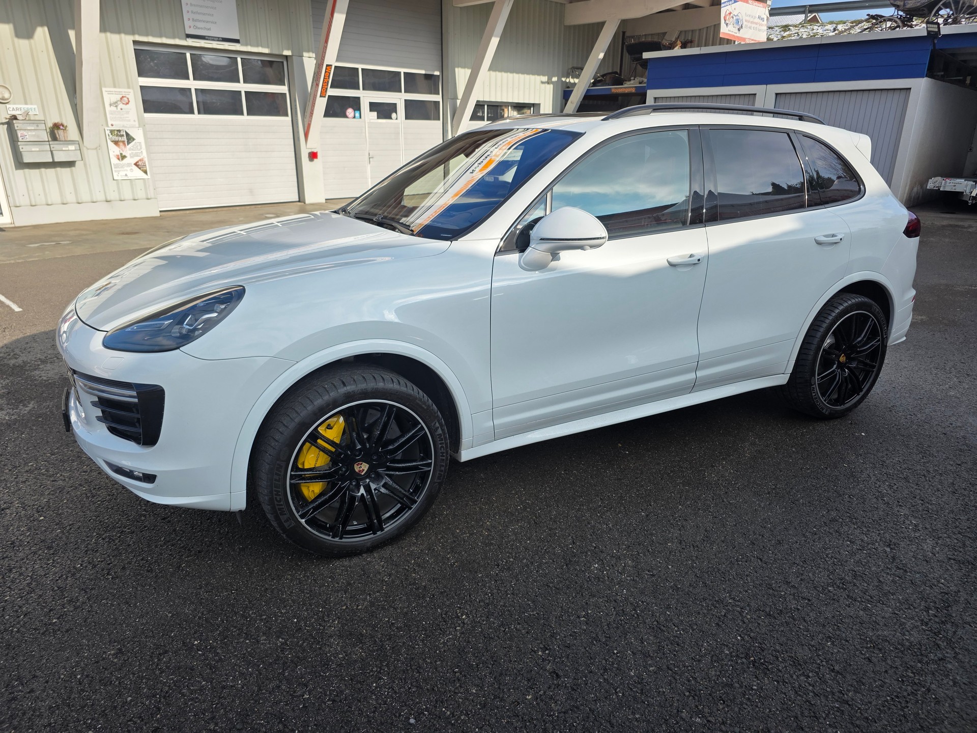 PORSCHE Cayenne Turbo S-showroom-element-3
