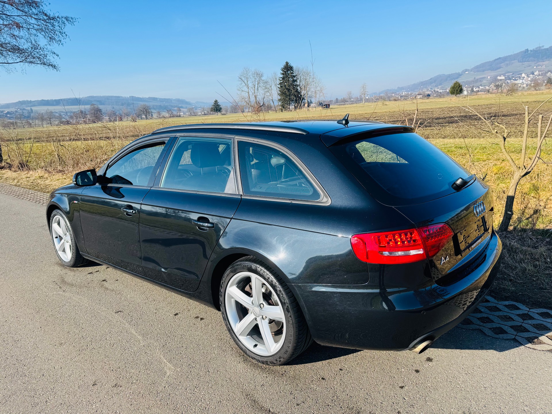 AUDI A4 Avant 2.0 TFSI S-line-image-3