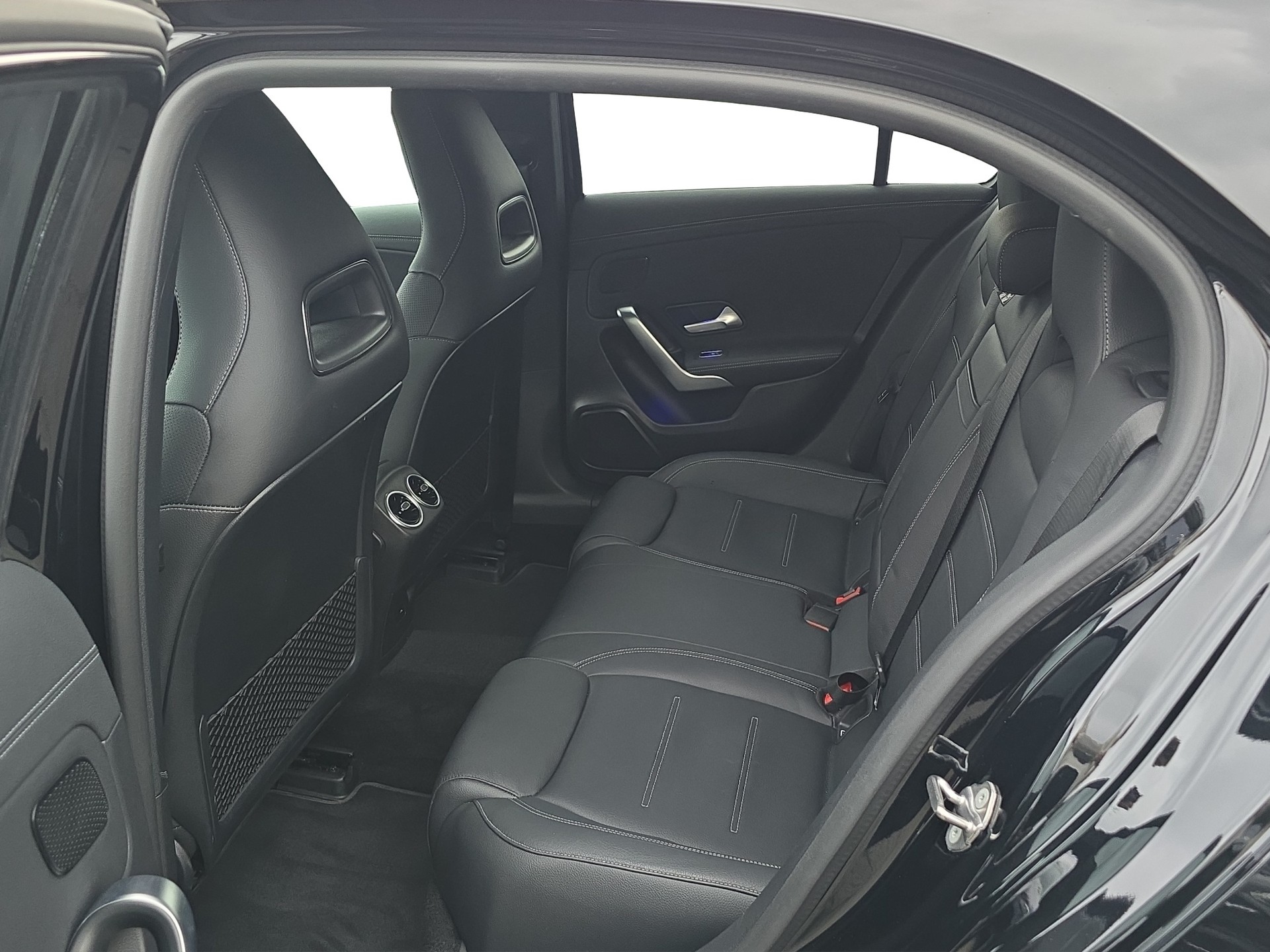 MERCEDES-BENZ A 35 AMG 4Matic Speedshift-image-8