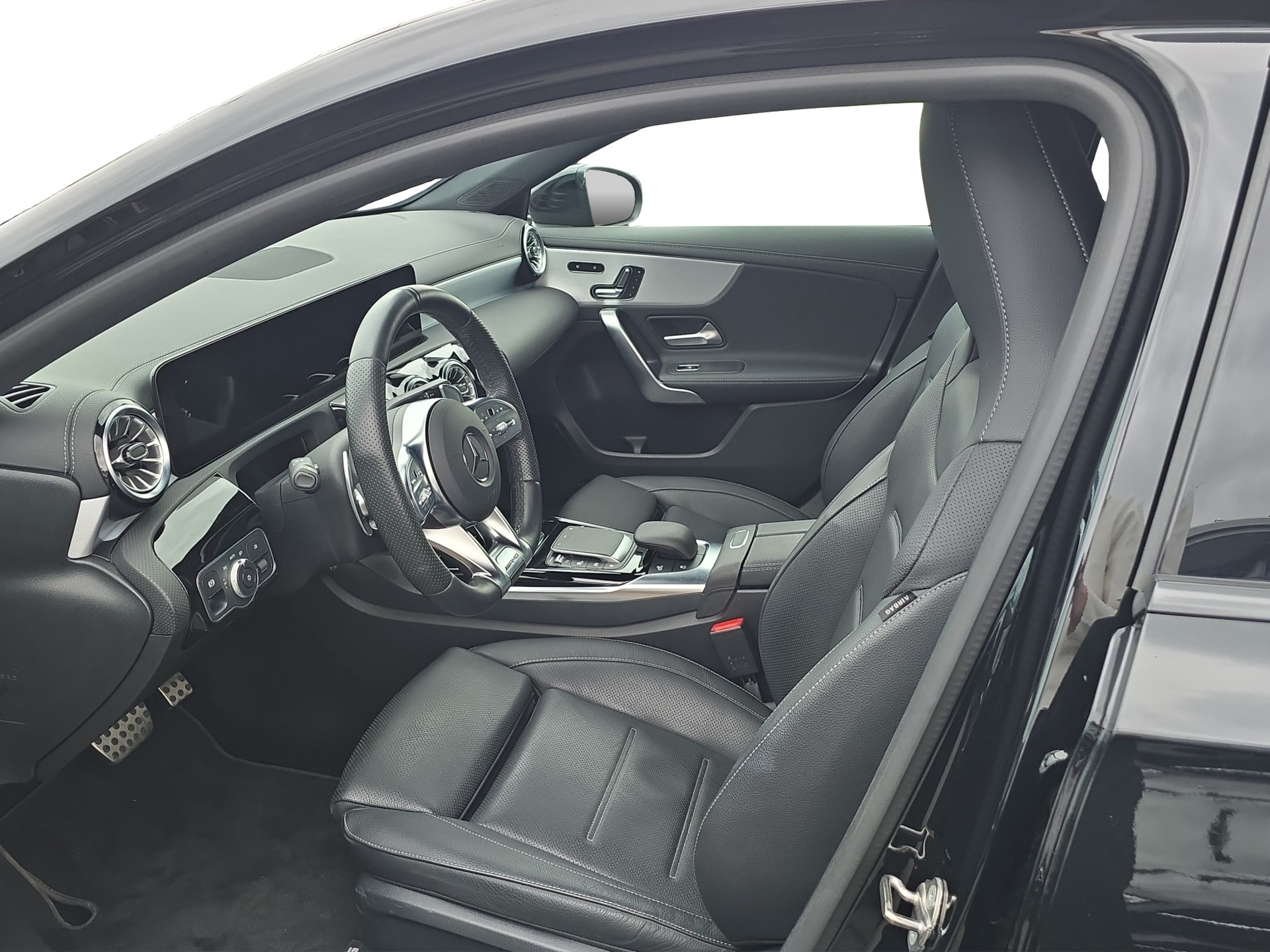 MERCEDES-BENZ A 35 AMG 4Matic Speedshift-image-6