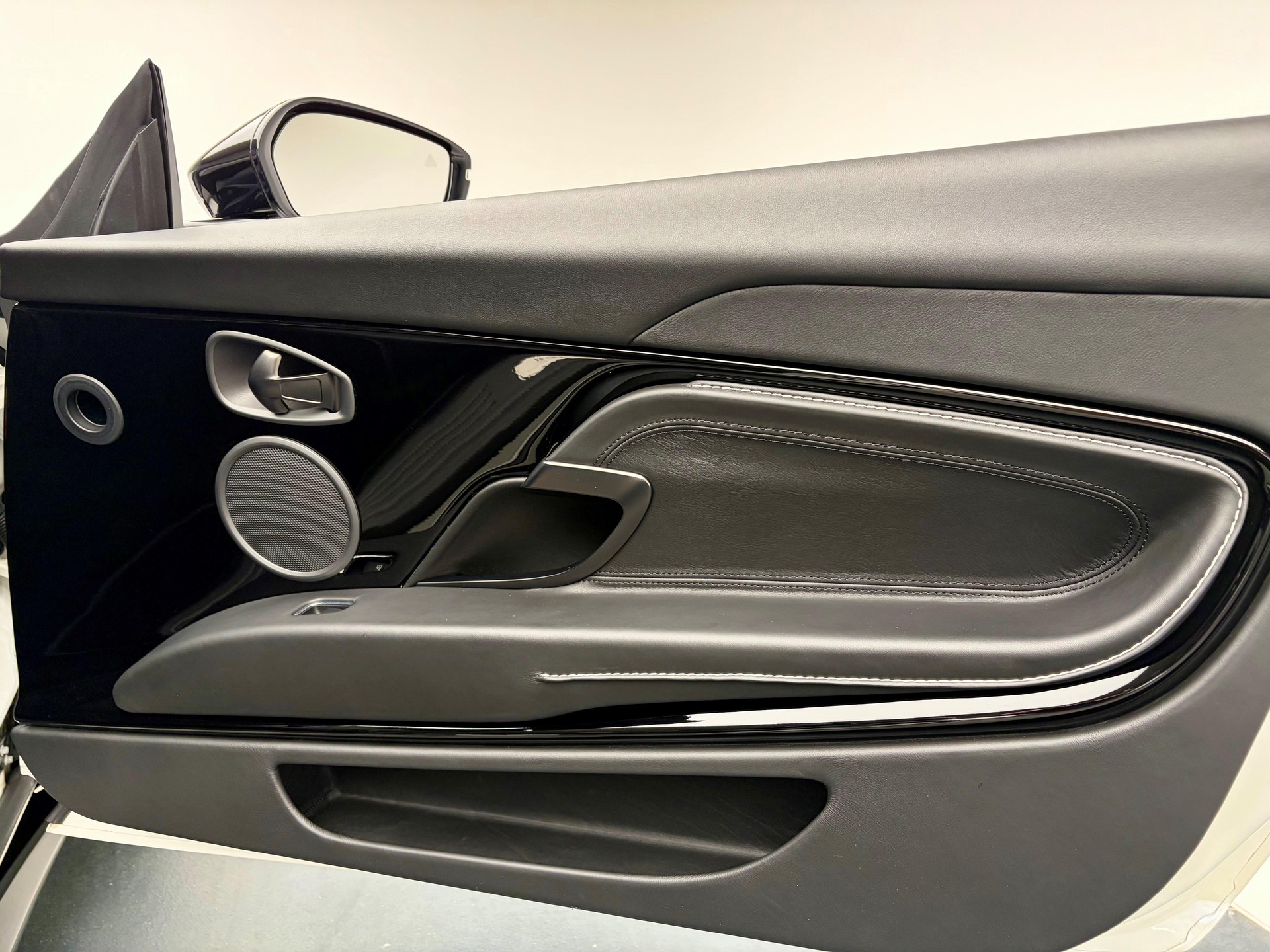 ASTON MARTIN DB11 Volante 4.0 V8 Bi-Turbo-image-12