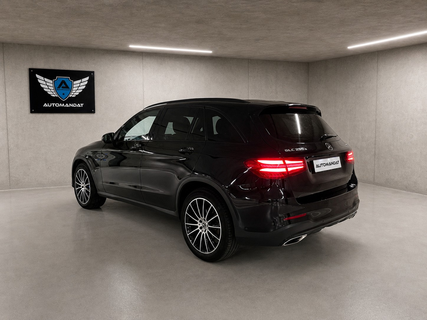 MERCEDES-BENZ GLC 350 e AMG Line 4Matic 7G-Tronic-showroom-element-3