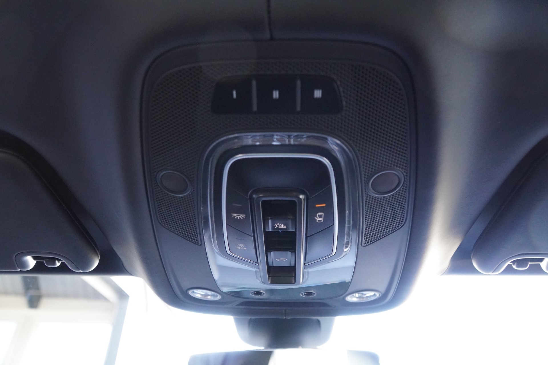 BENTLEY Bentayga V8-image-24