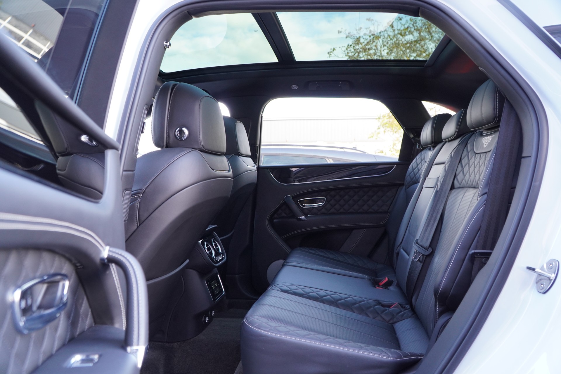 BENTLEY Bentayga V8-image-9