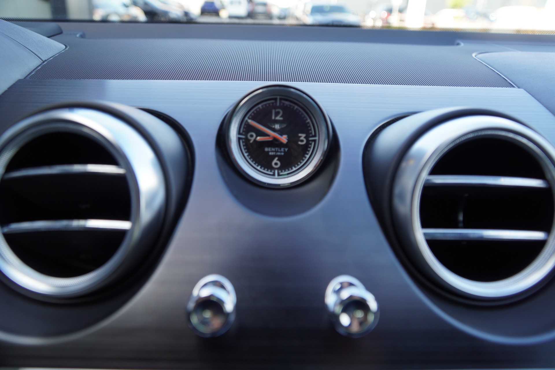 BENTLEY Bentayga V8-image-28