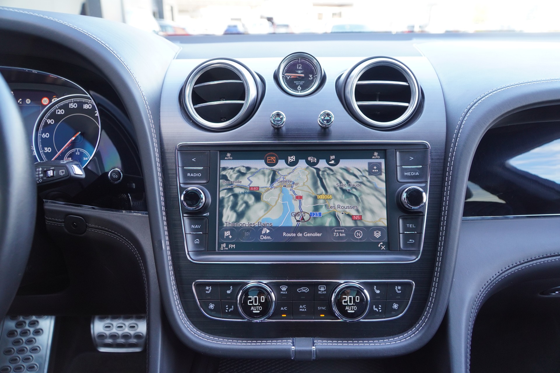 BENTLEY Bentayga V8-image-23