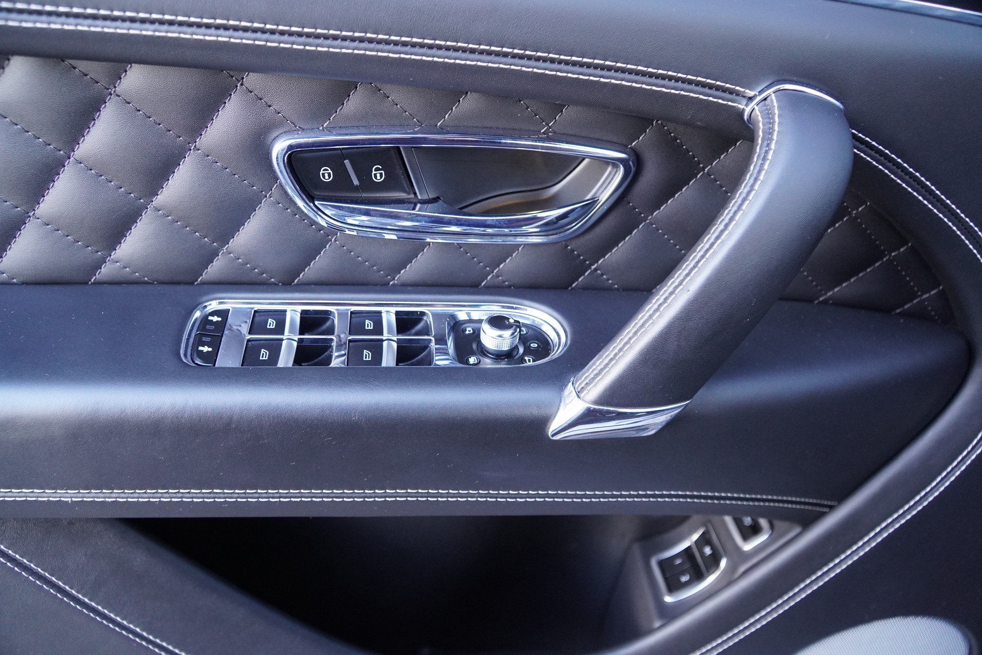BENTLEY Bentayga V8-image-21