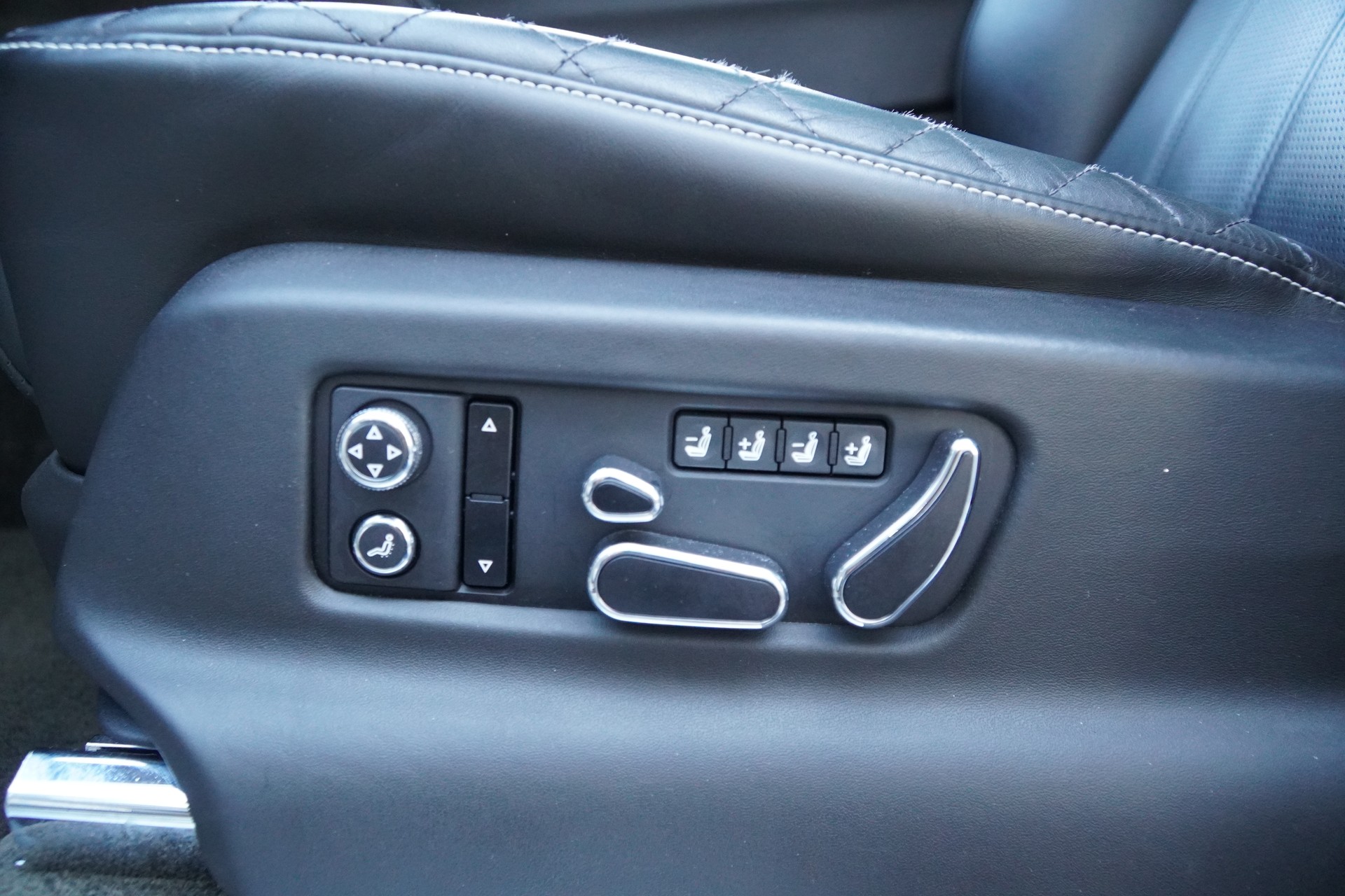 BENTLEY Bentayga V8-image-19