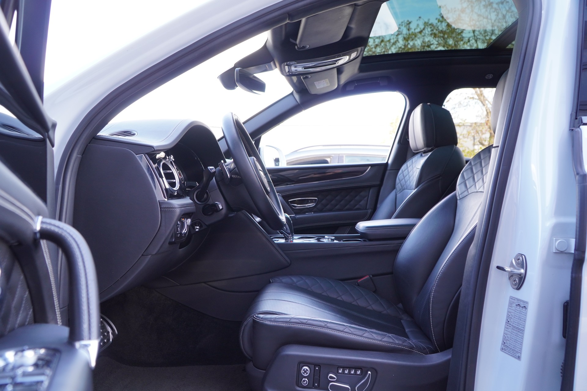 BENTLEY Bentayga V8-image-8
