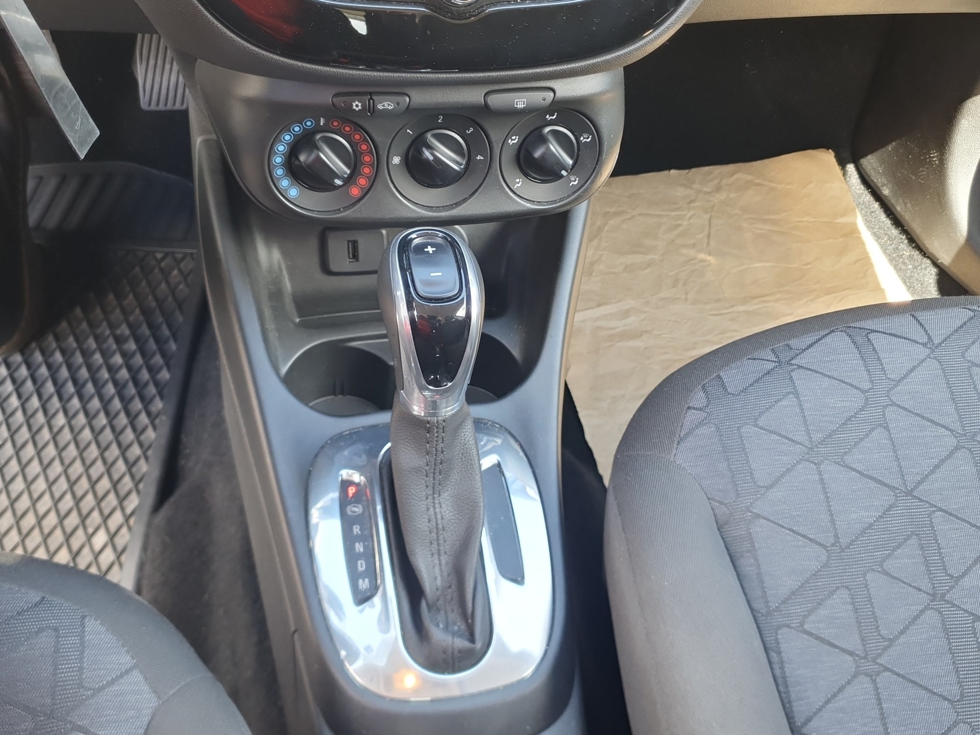 OPEL Corsa 1.4 EcoTec 120 Years Edition-image-8