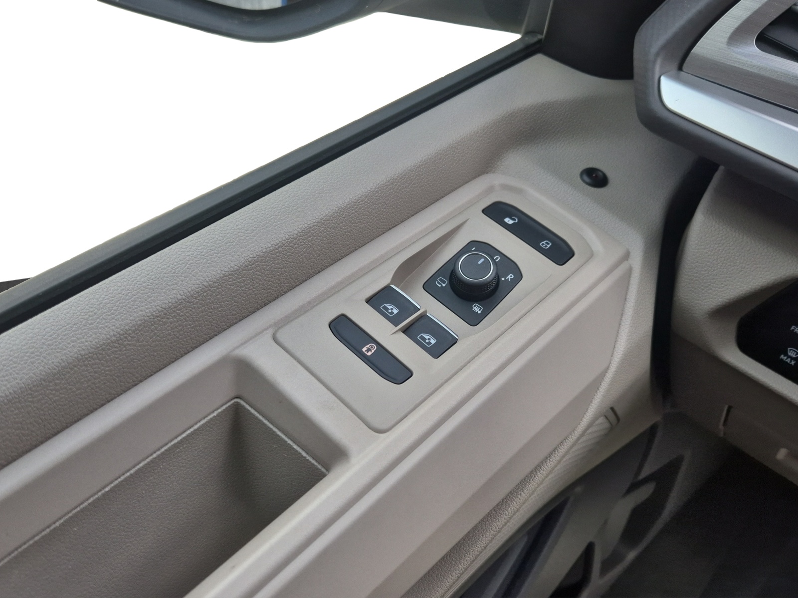 VW Multivan 2.0 TDI Life DSG-image-12