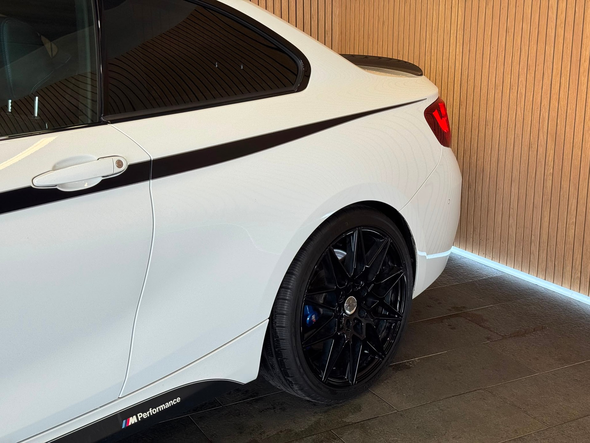 BMW M240i xDrive Steptronic-showroom-element-3