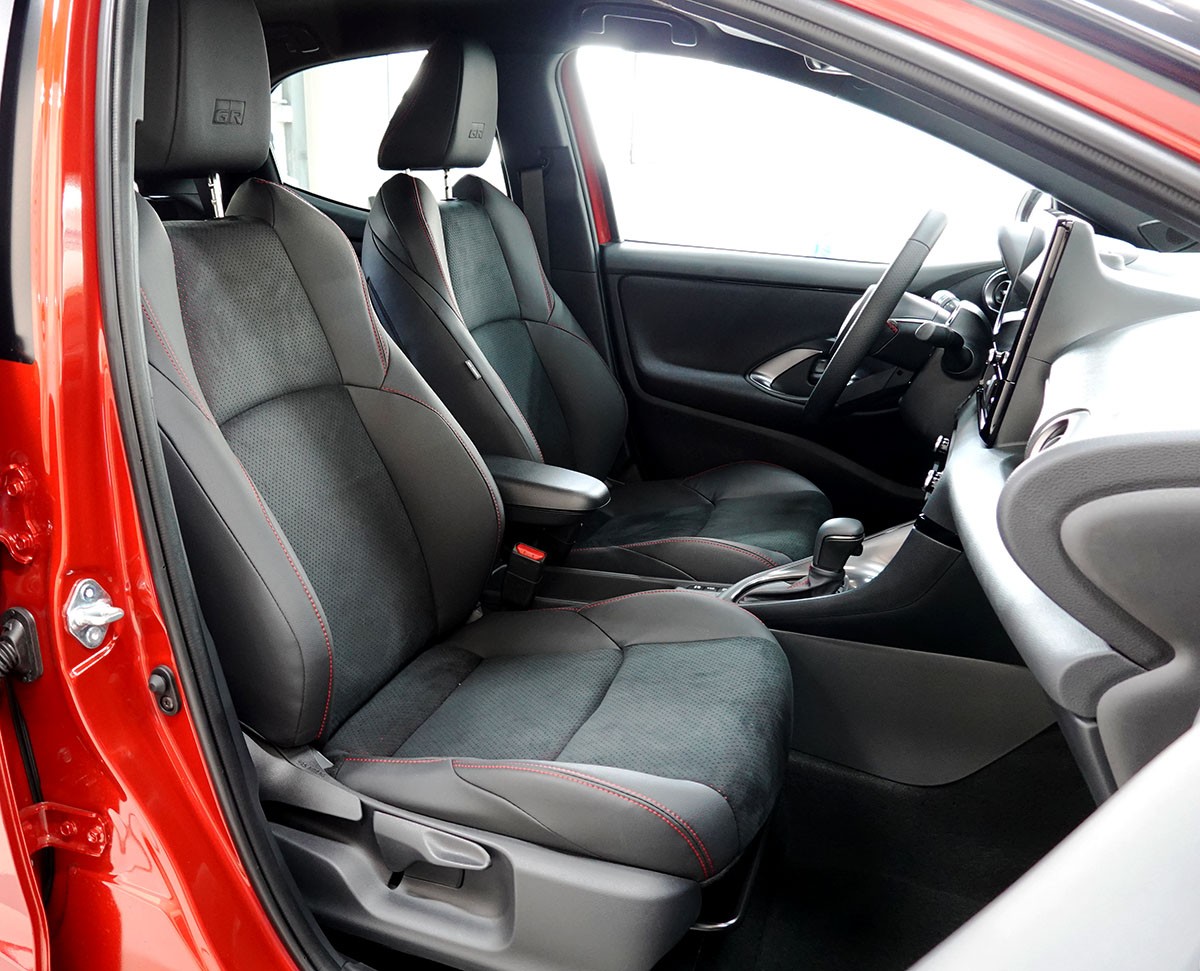 TOYOTA Yaris 1.5 GR Sport e-CVT-showroom-element-3