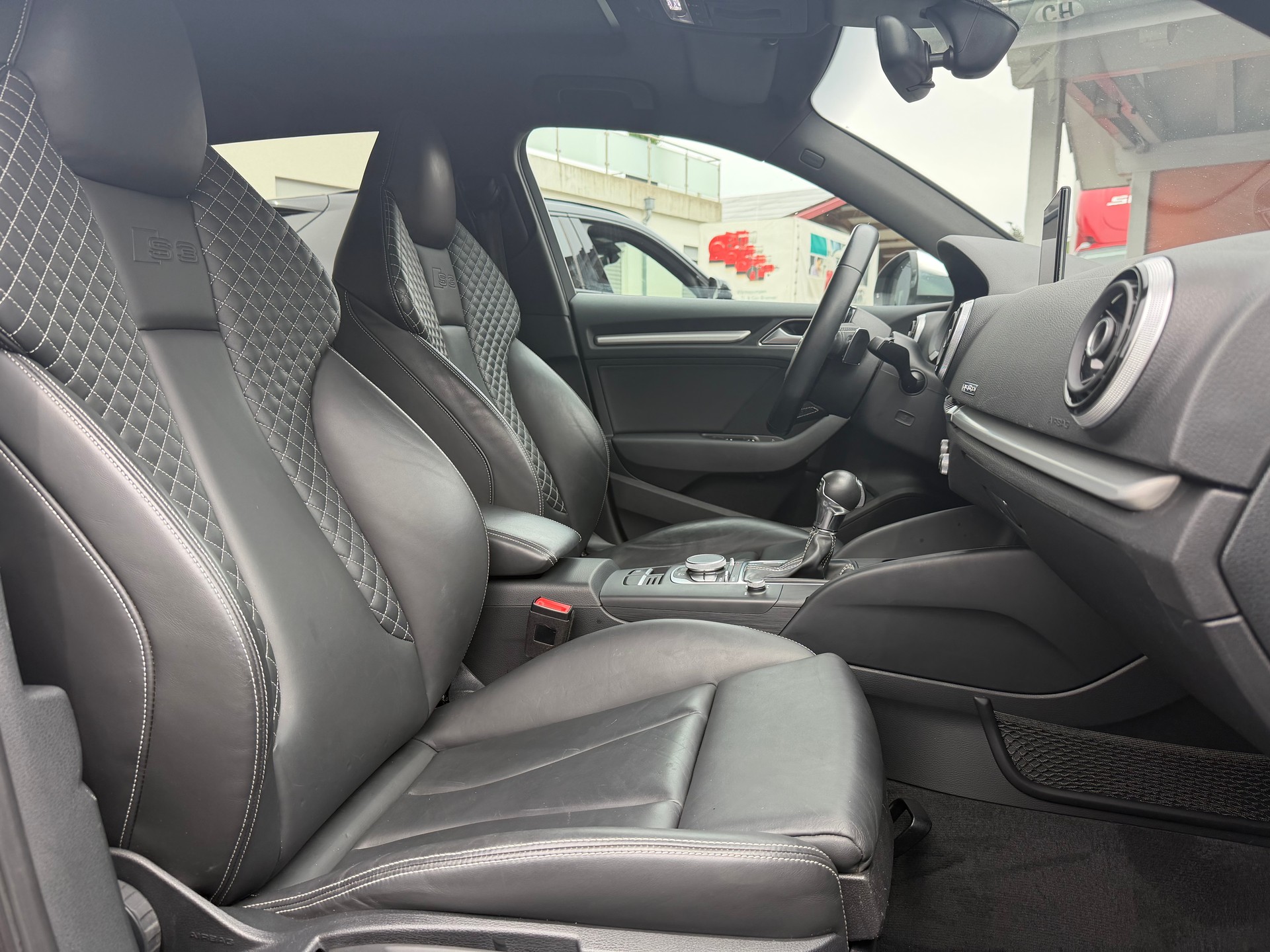 AUDI S3 Sportback 2.0 TFSI quattro S-tronic-image-16