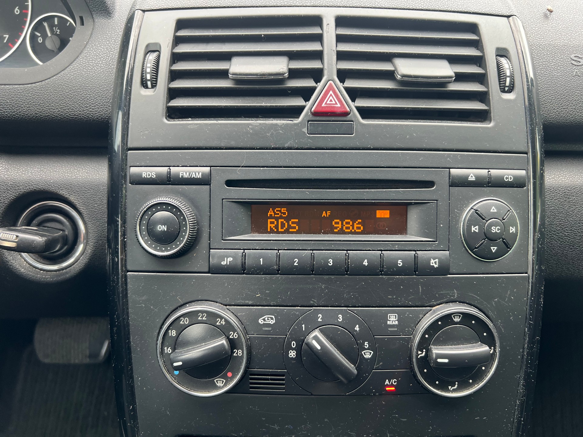 MERCEDES-BENZ A 160 (150) Avantgarde Autotronic-image-13