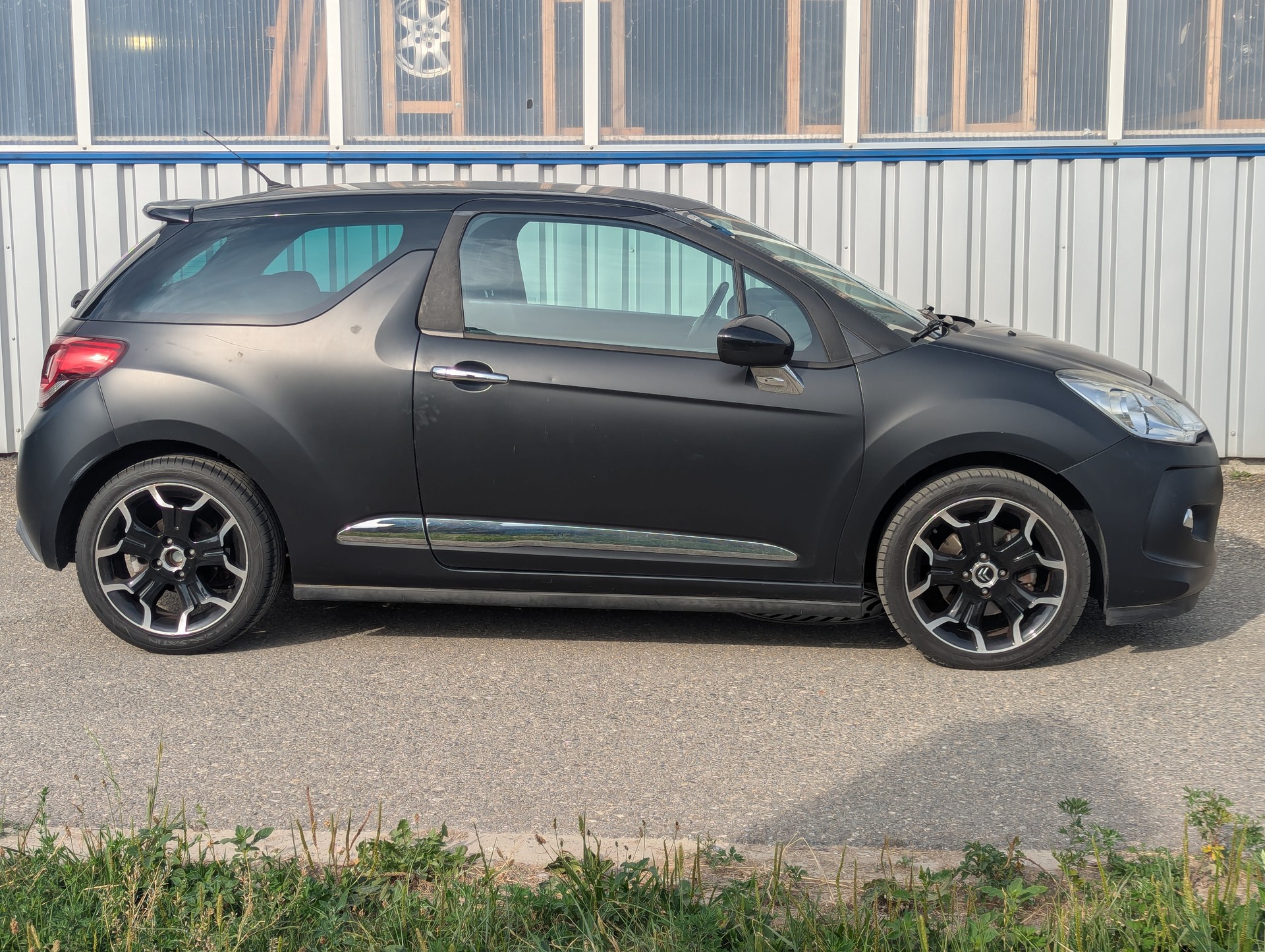 DS AUTOMOBILES DS3 1.6 THP Black & Silver-showroom-element-1
