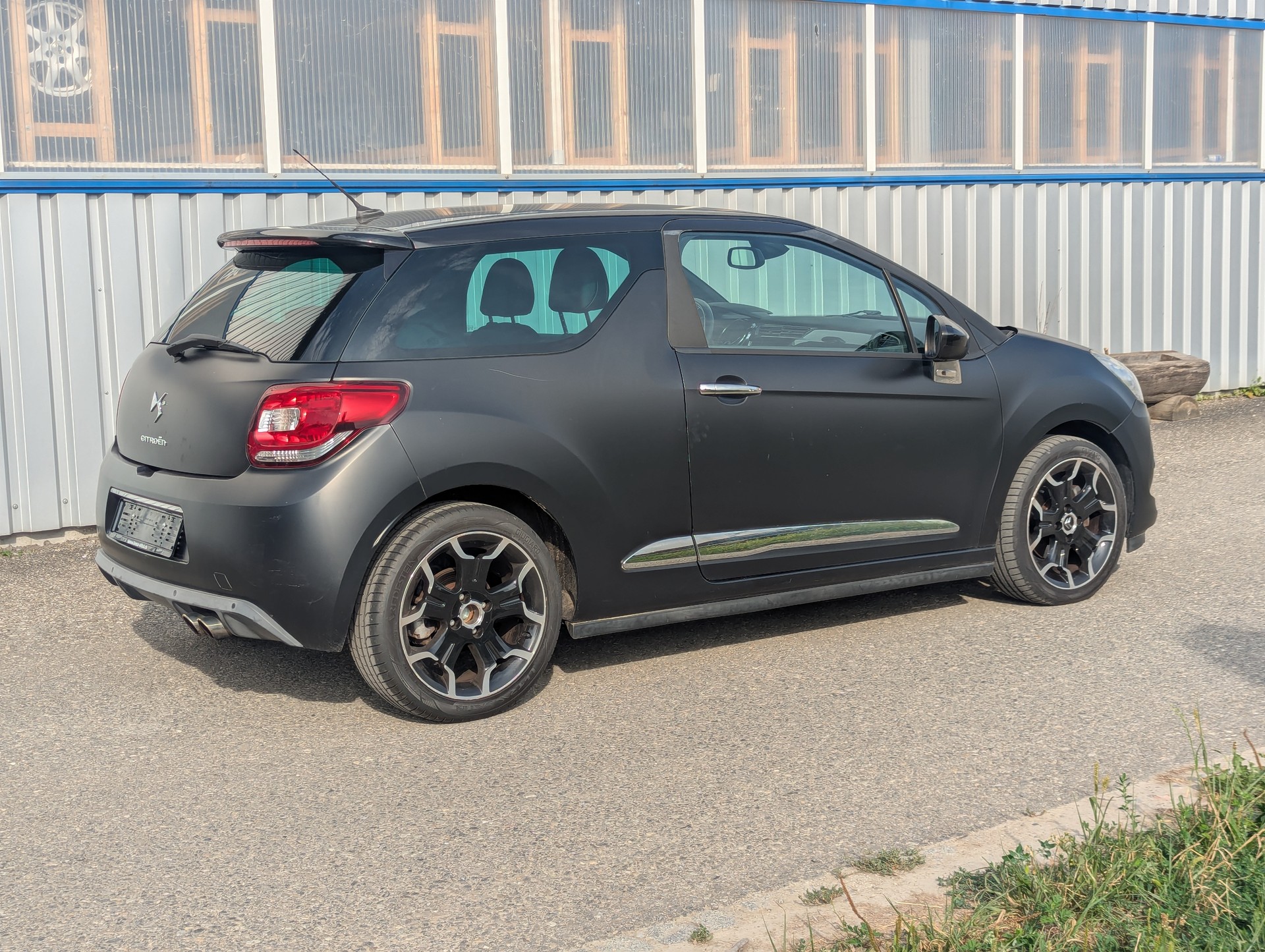 DS AUTOMOBILES DS3 1.6 THP Black & Silver-showroom-element-3