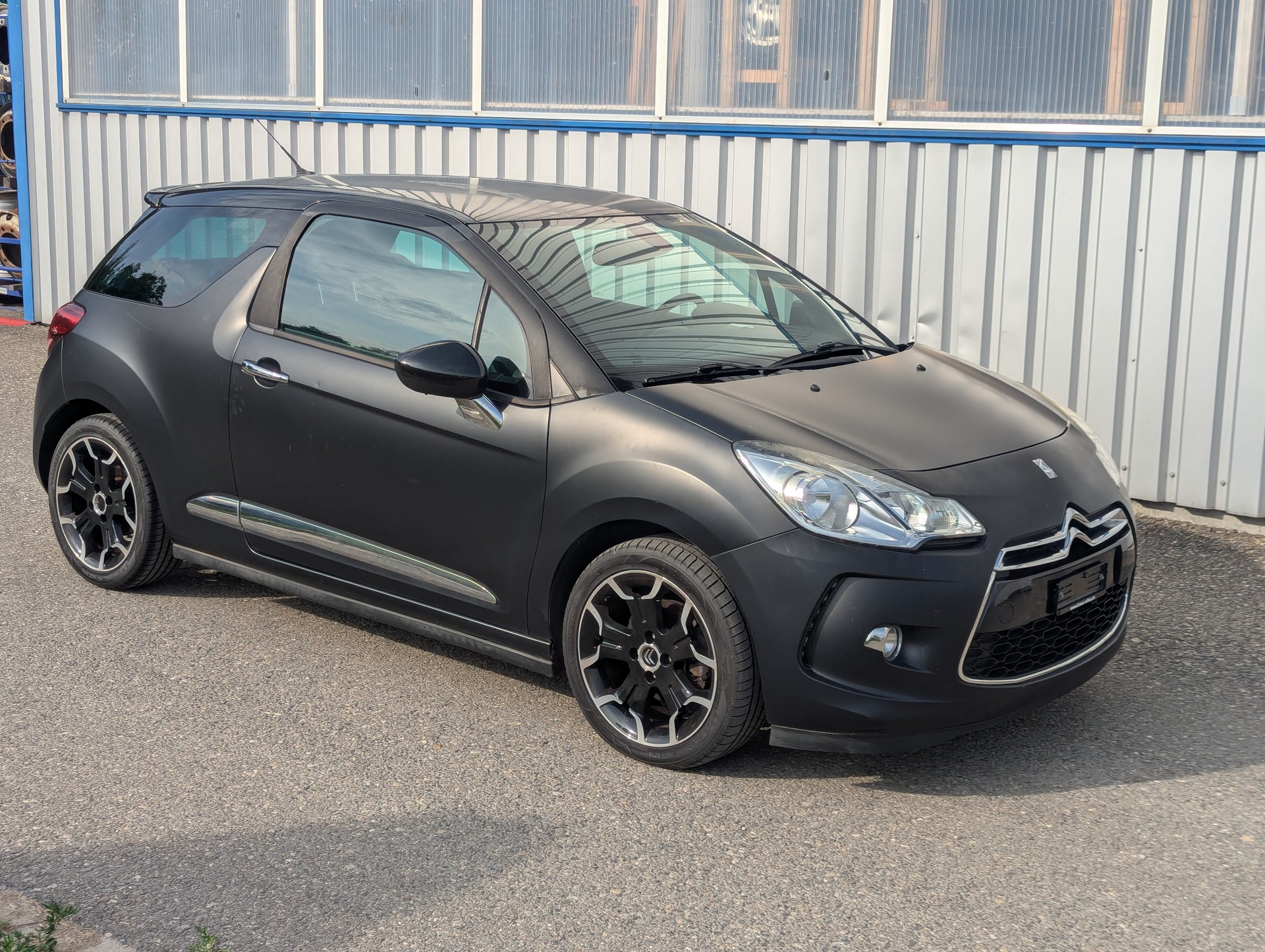 DS AUTOMOBILES DS3 1.6 THP Black & Silver-showroom-element-2