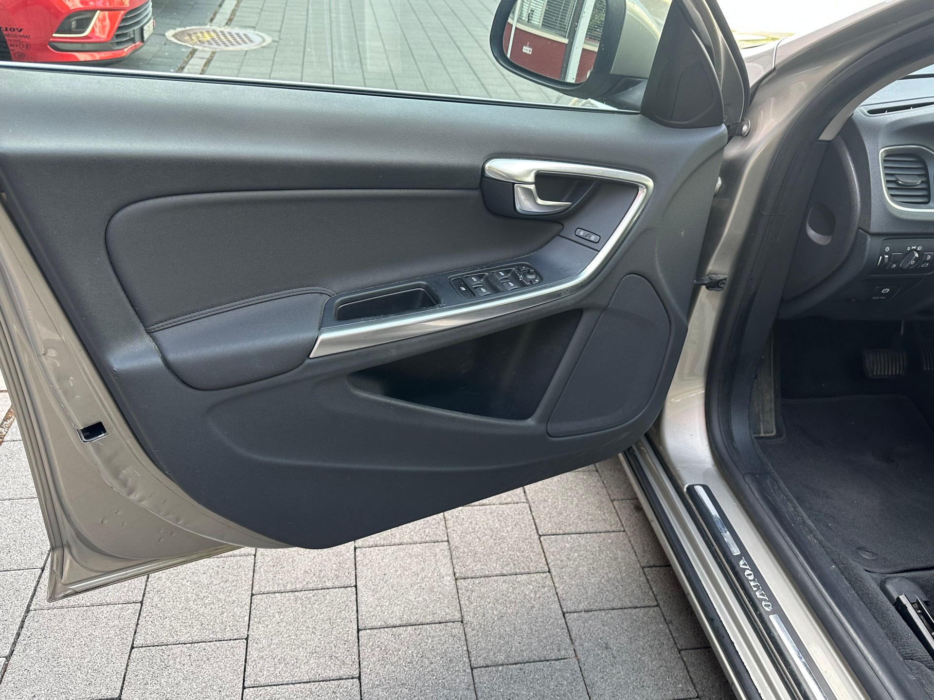 VOLVO S60 D3 Summum Geartronic-image-12