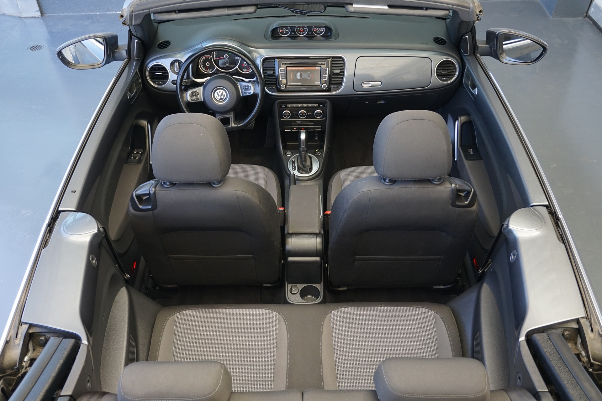 VW Beetle 1.2 TSI Design Cabriolet Automat-image-18