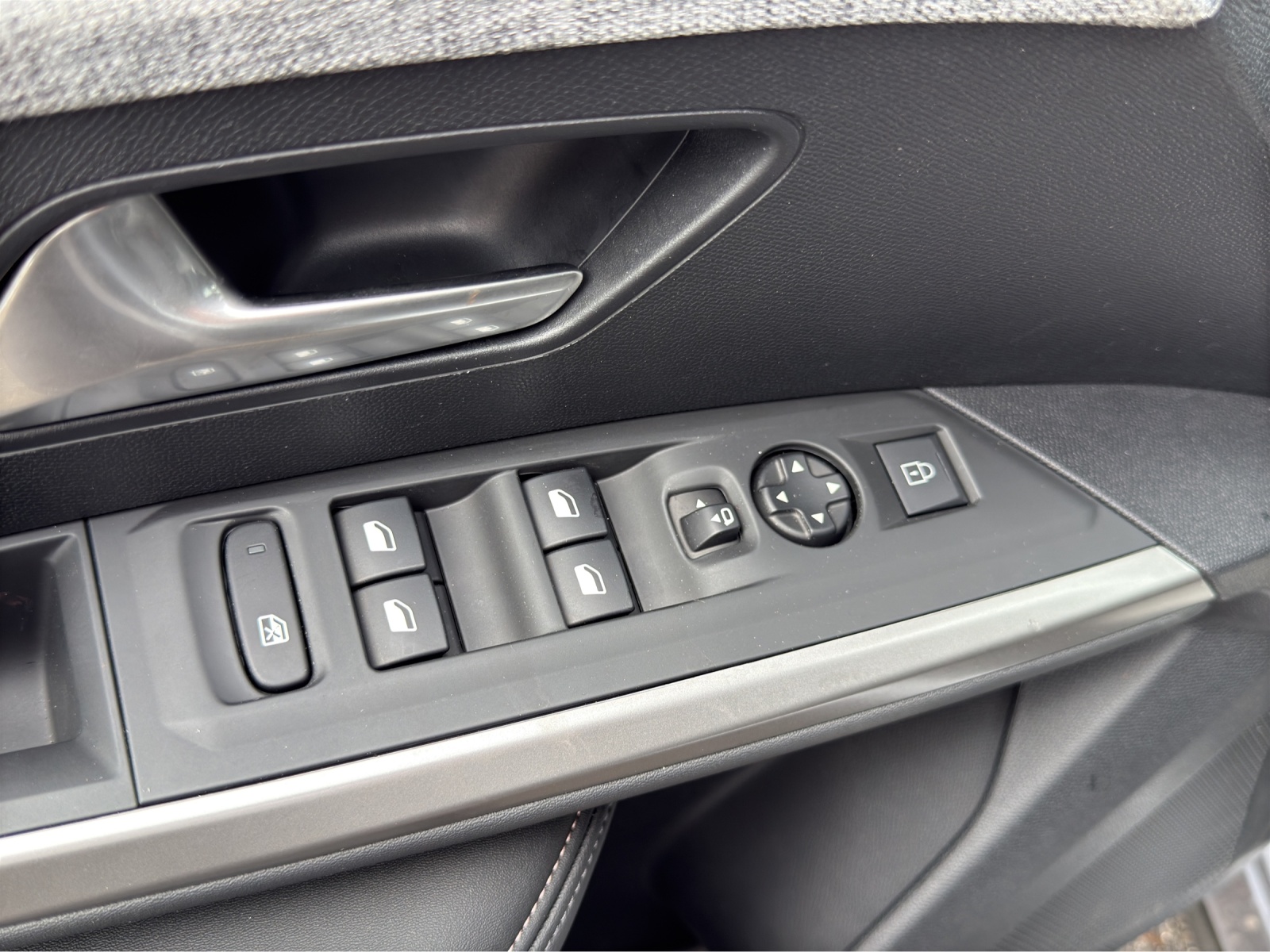 PEUGEOT 5008 145 Hybrid e-DCS6 Allure-image-23