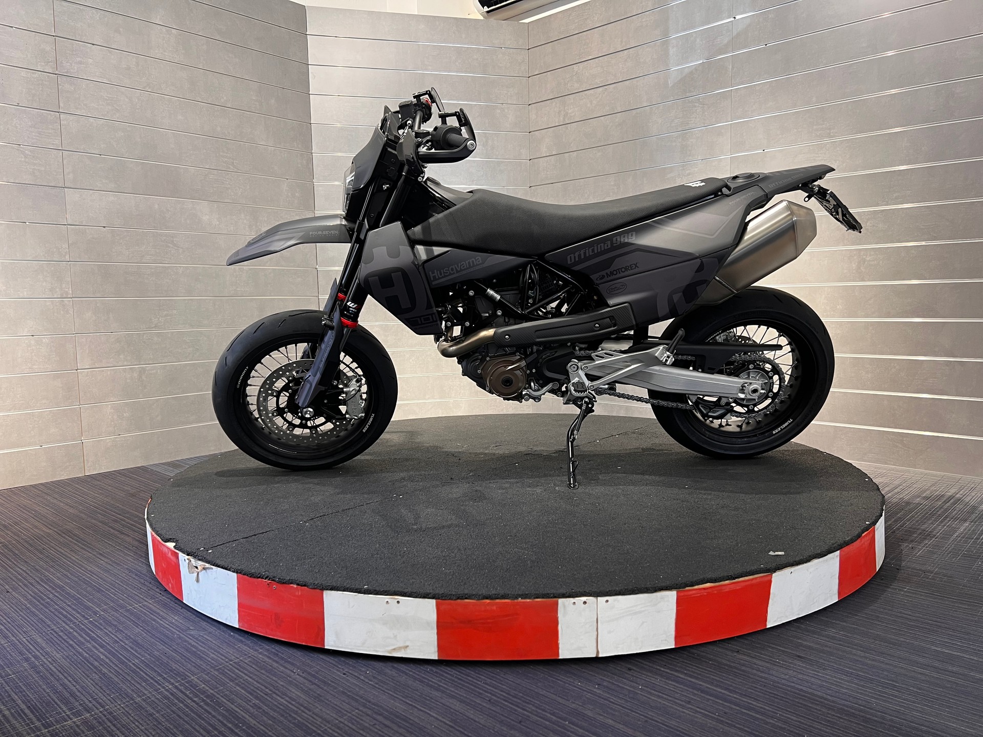 HUSQVARNA 701 Supermoto-image-1