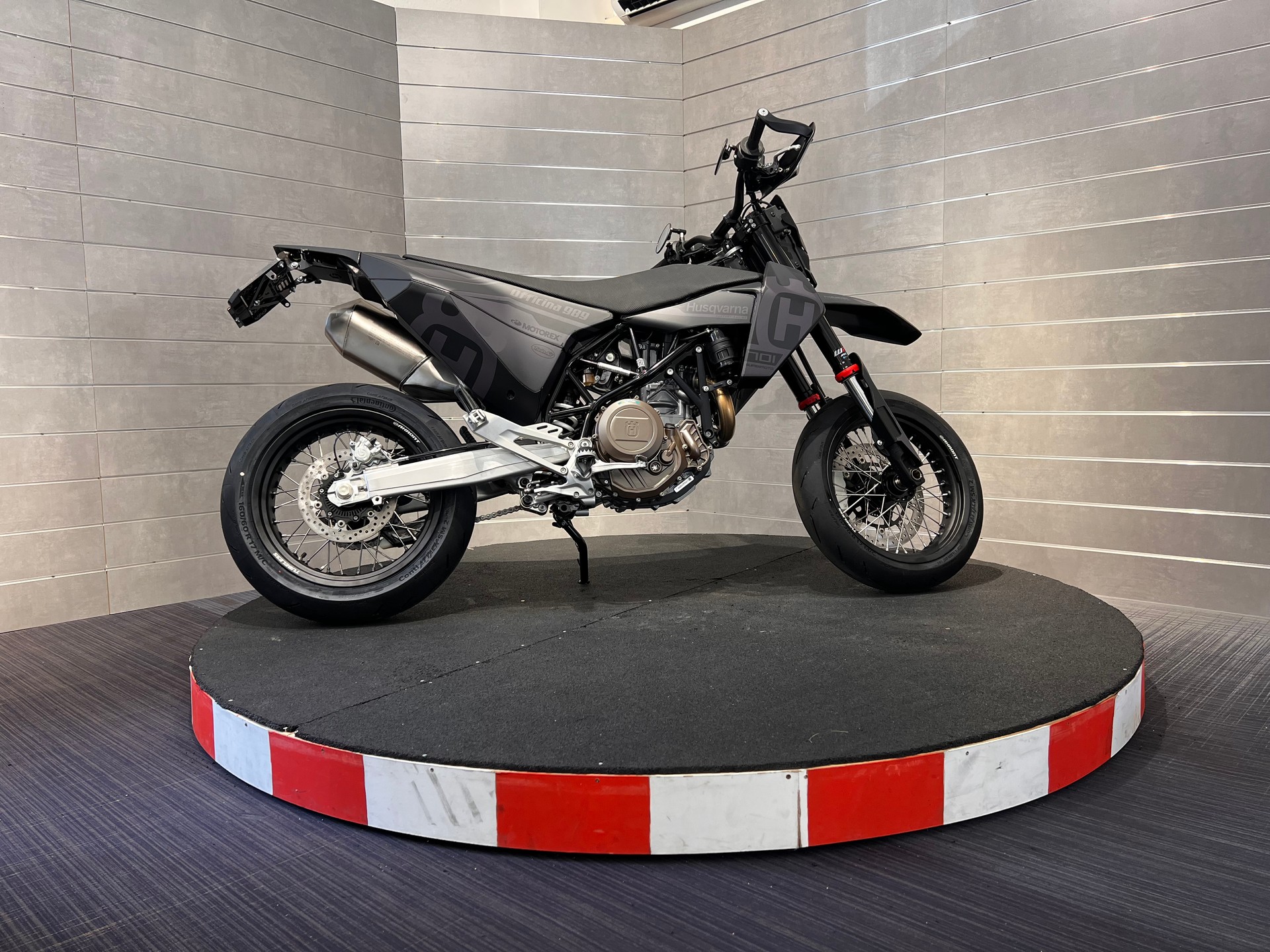 HUSQVARNA 701 Supermoto-image-6