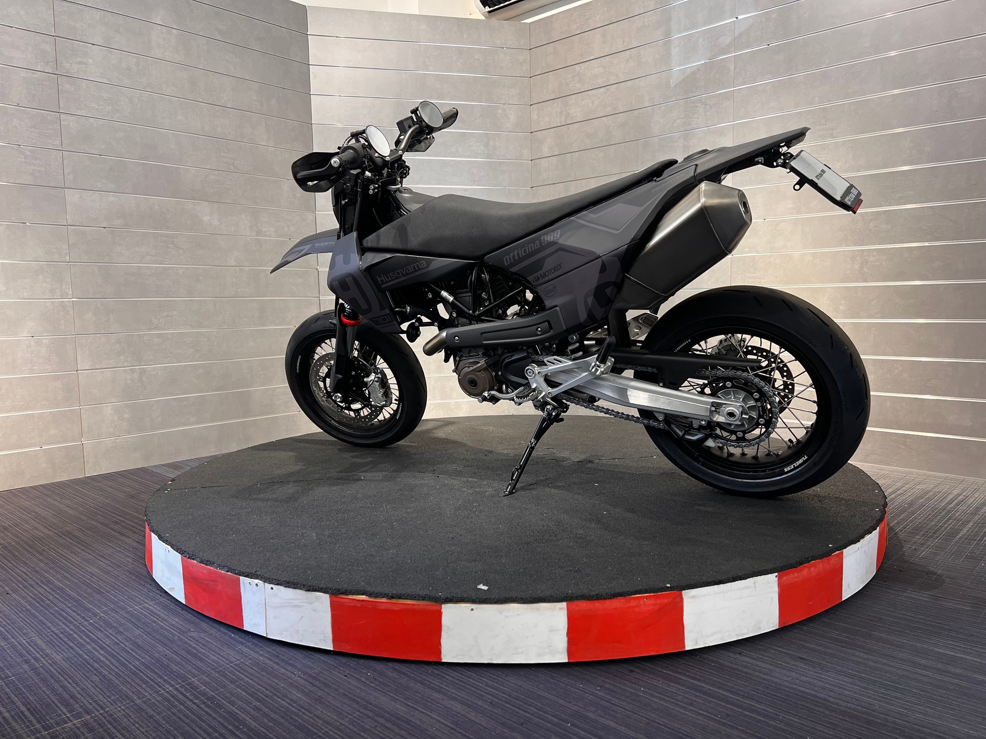 HUSQVARNA 701 Supermoto-image-2
