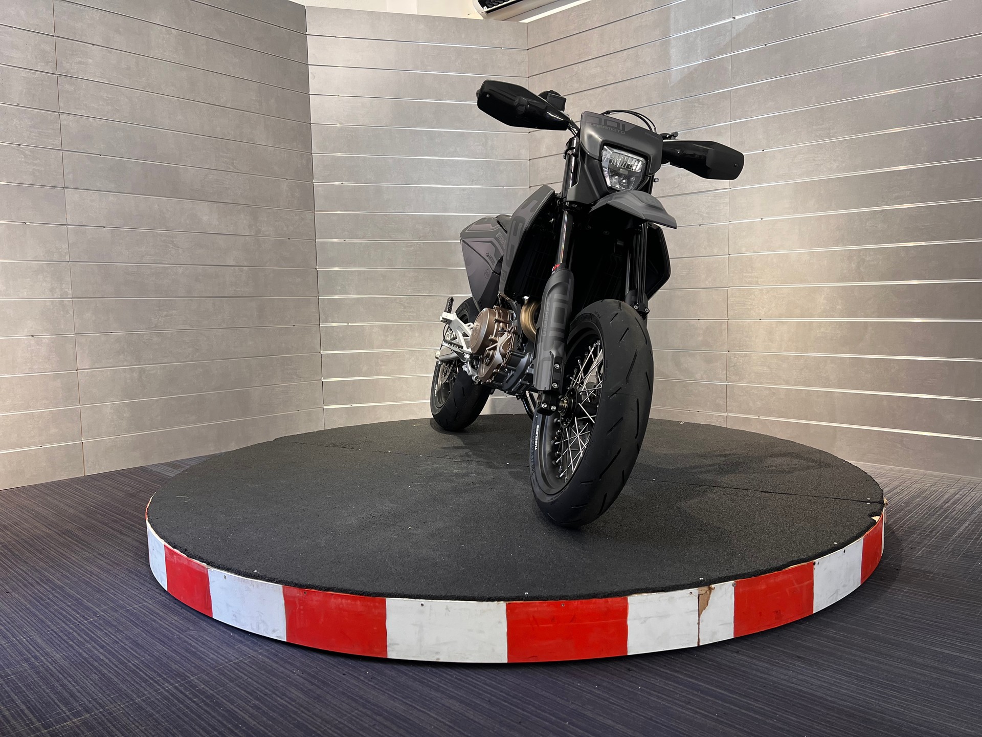HUSQVARNA 701 Supermoto-image-7
