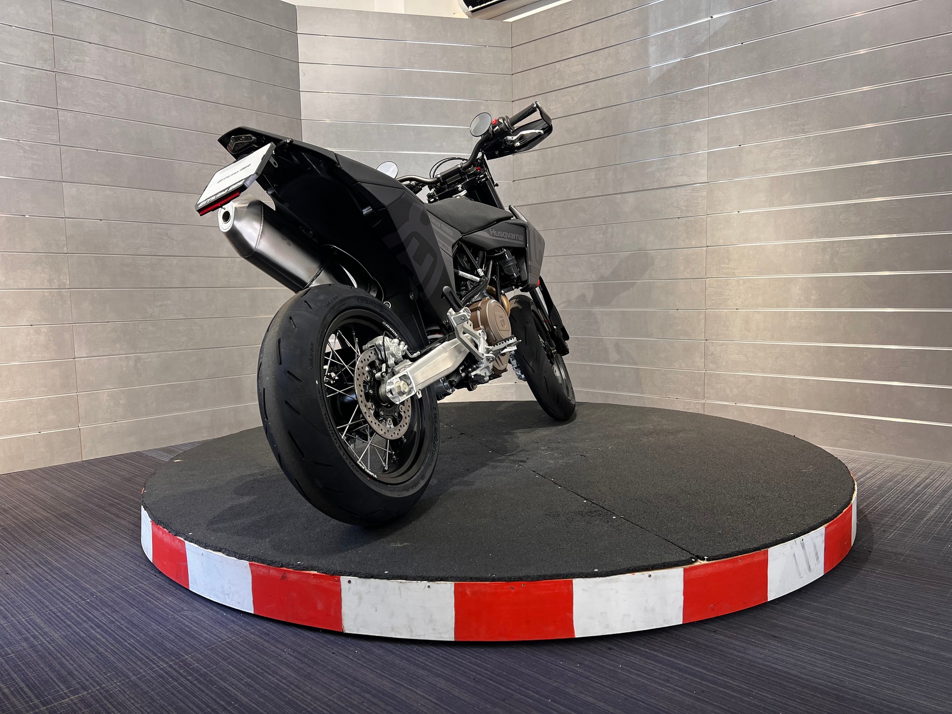 HUSQVARNA 701 Supermoto-image-4