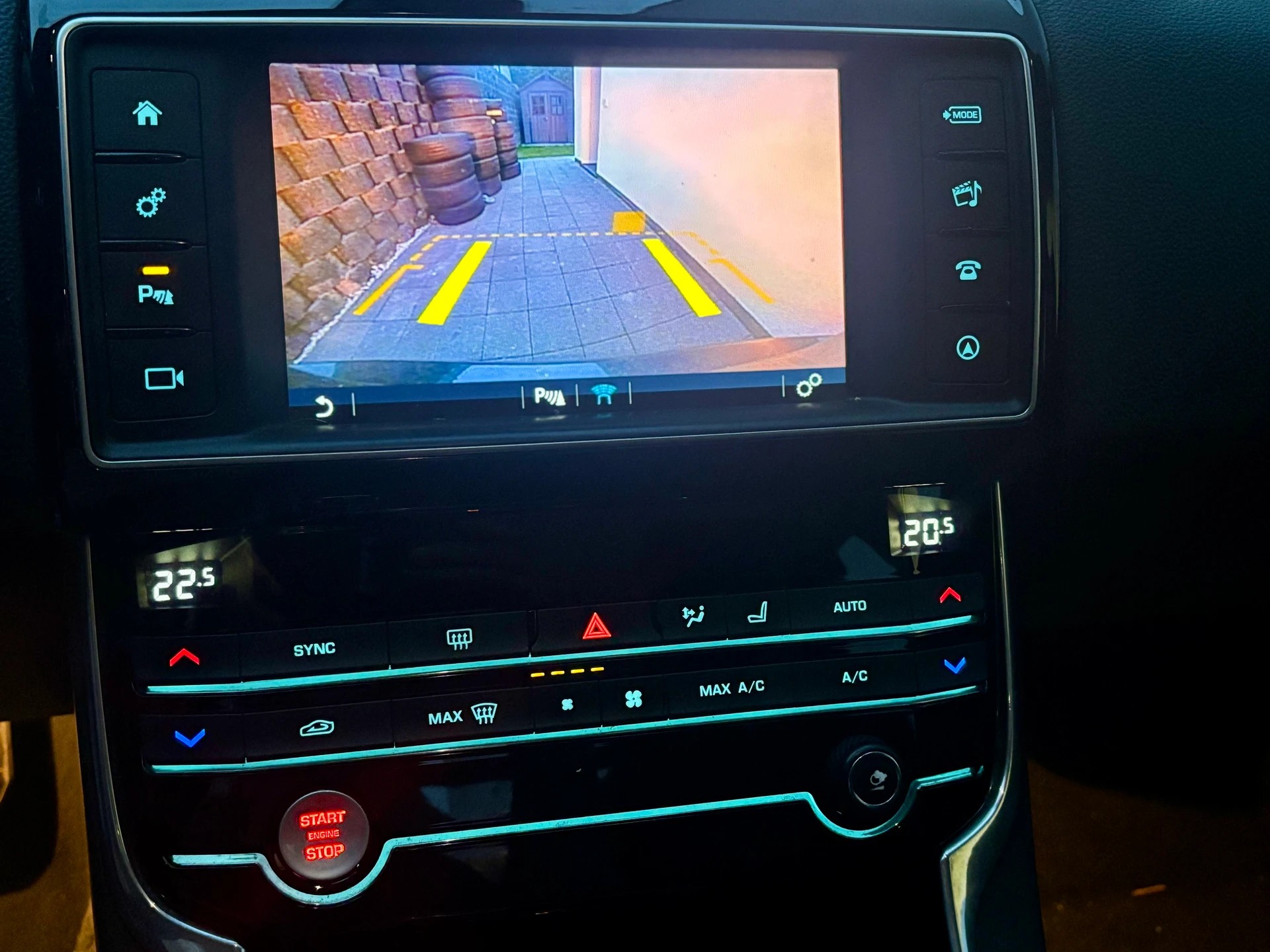 JAGUAR XE 20d Pure AWD Automat-image-8