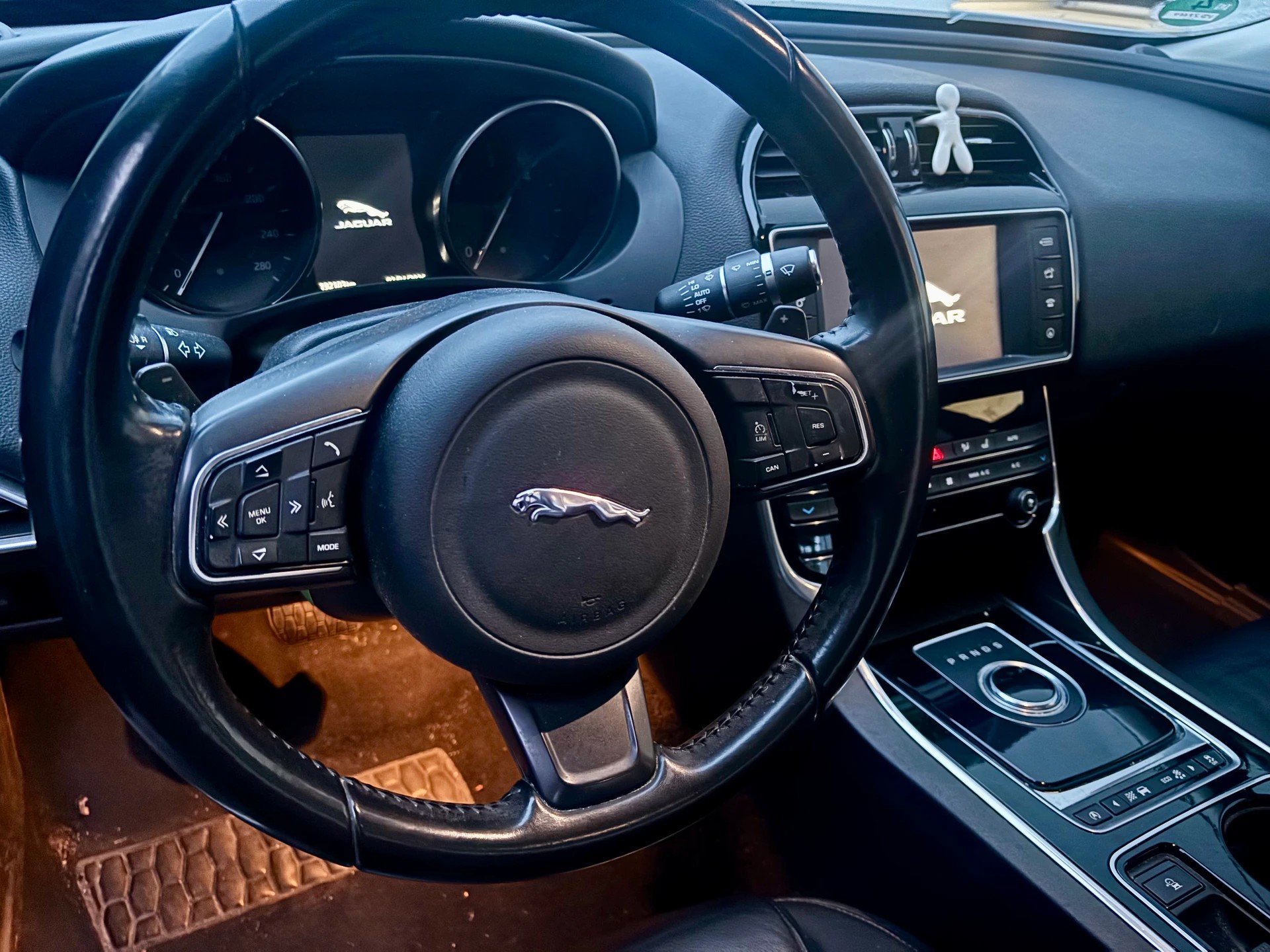 JAGUAR XE 20d Pure AWD Automat-image-10