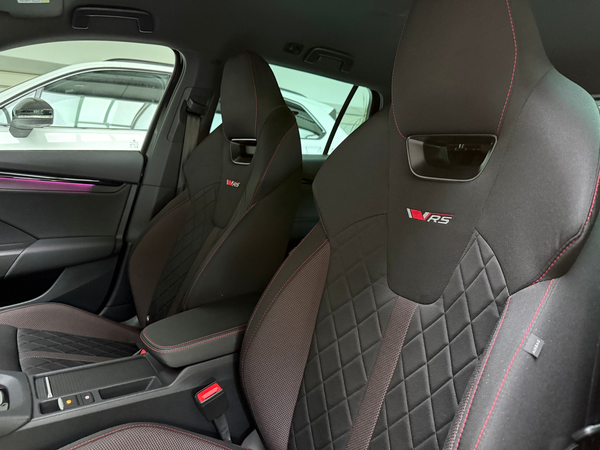 SKODA Octavia Combi 2.0 TSI DSG RS-image-9