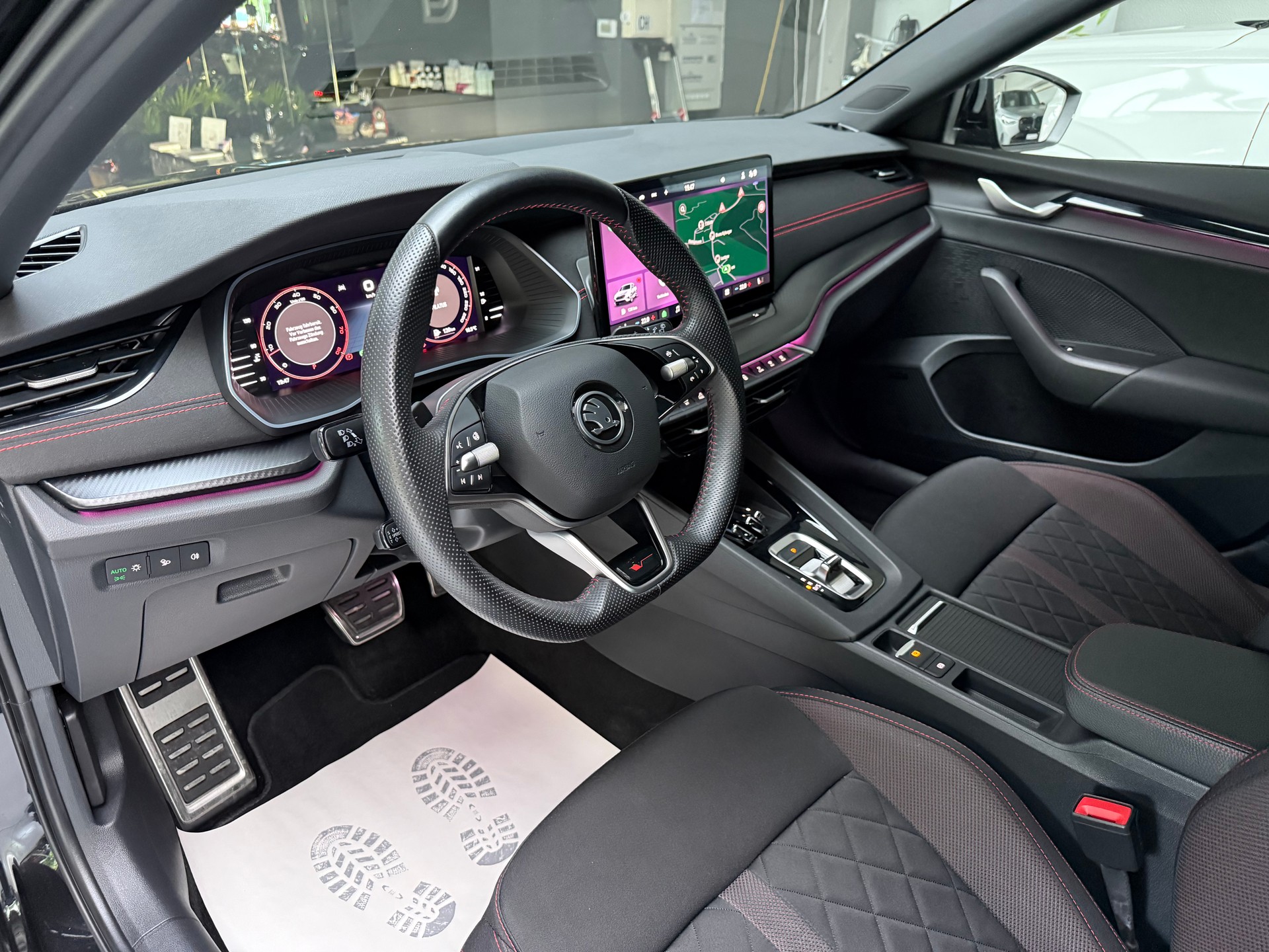 SKODA Octavia Combi 2.0 TSI DSG RS-image-10