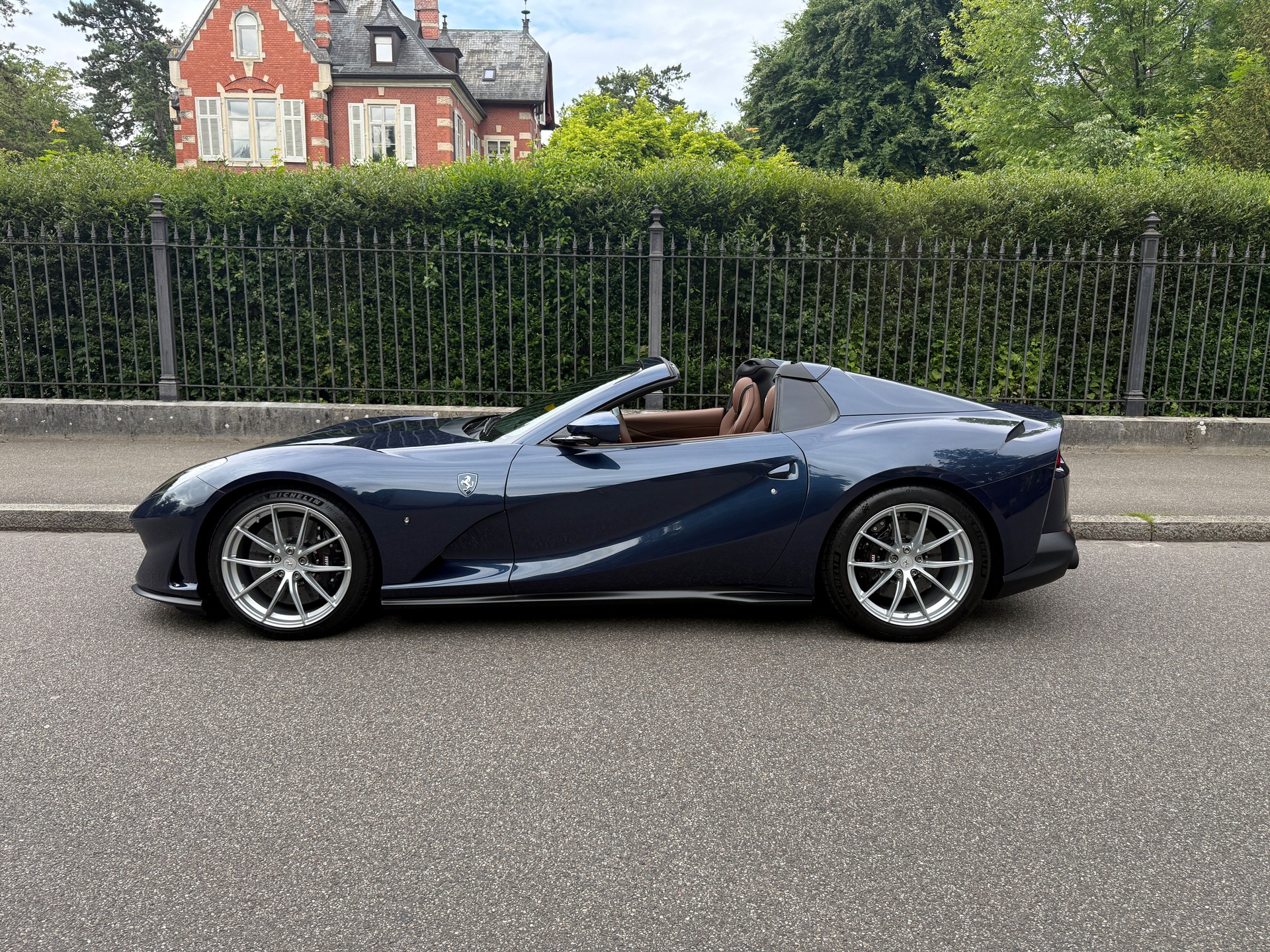FERRARI 812 GTS-showroom-element-2