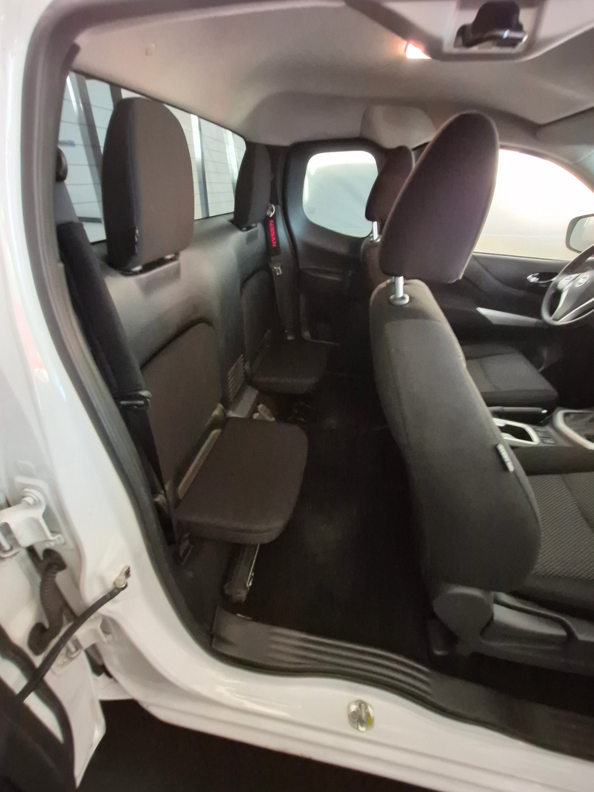 NISSAN Navara King Cab Acenta 2.3 dCi 4WD - 4X4-image-8