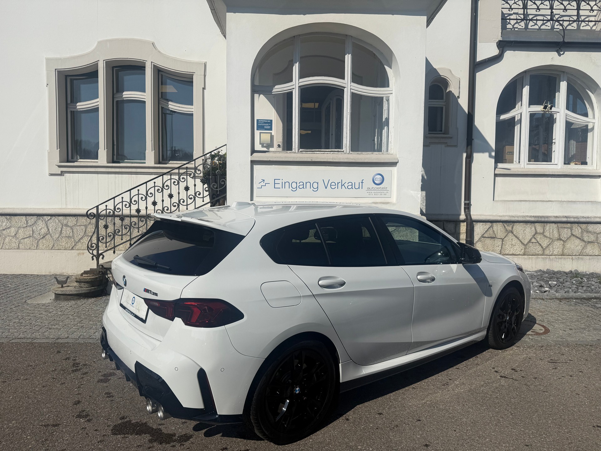 BMW M135i xDrive M-SPORT-showroom-element-3