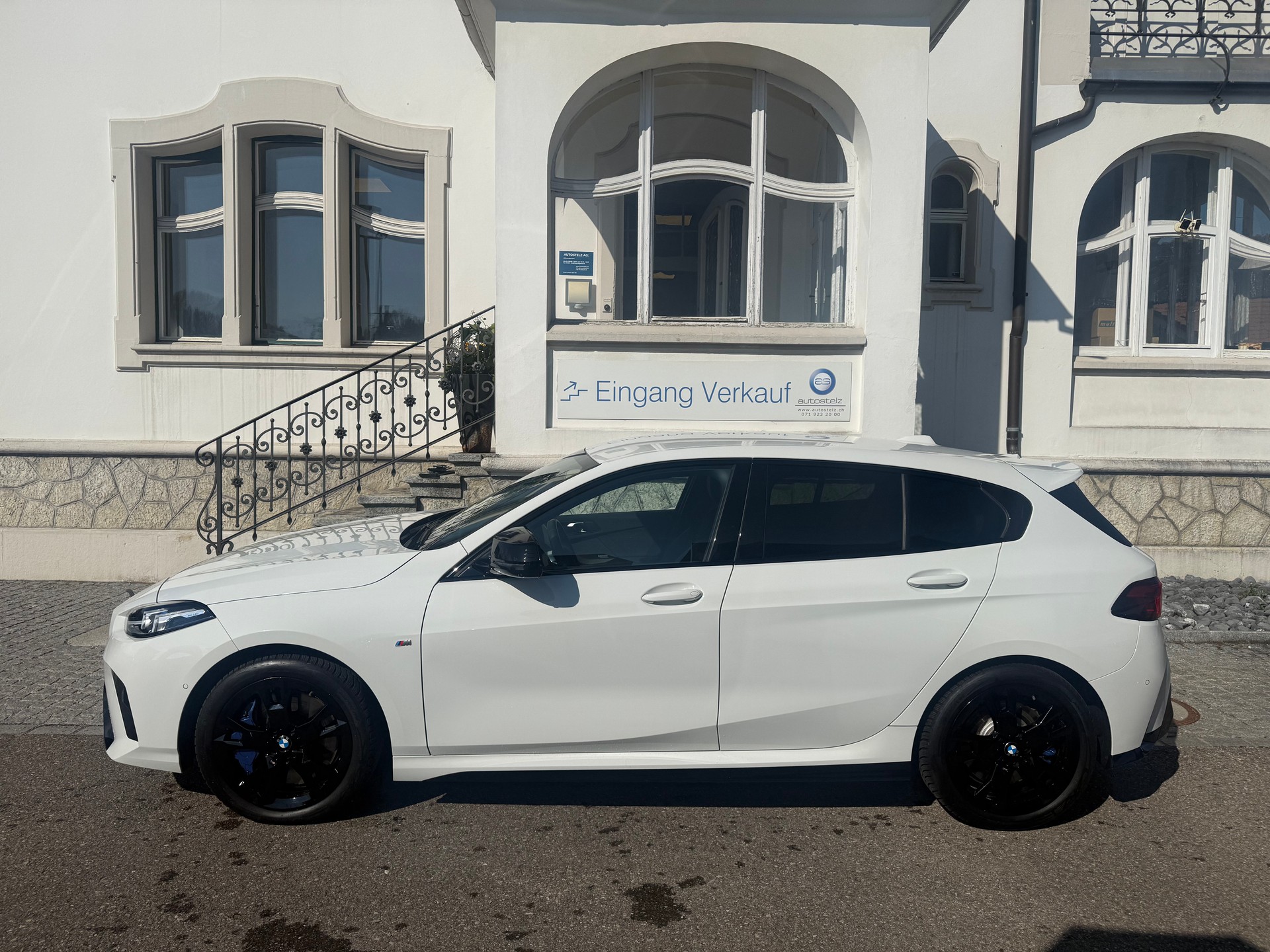 BMW M135i xDrive M-SPORT-showroom-element-2