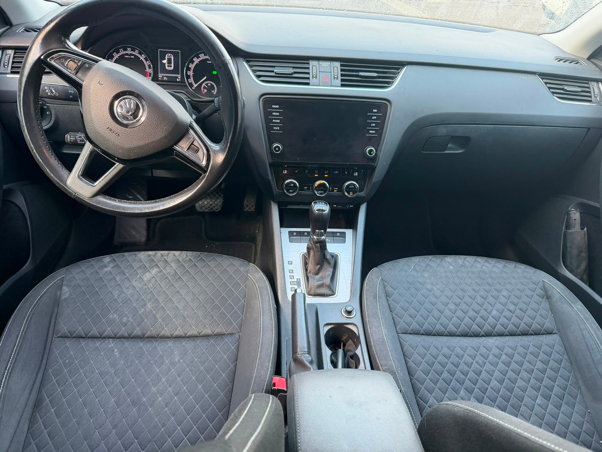SKODA Octavia Combi 2.0 TDI L&K 4x4 DSG-image-4
