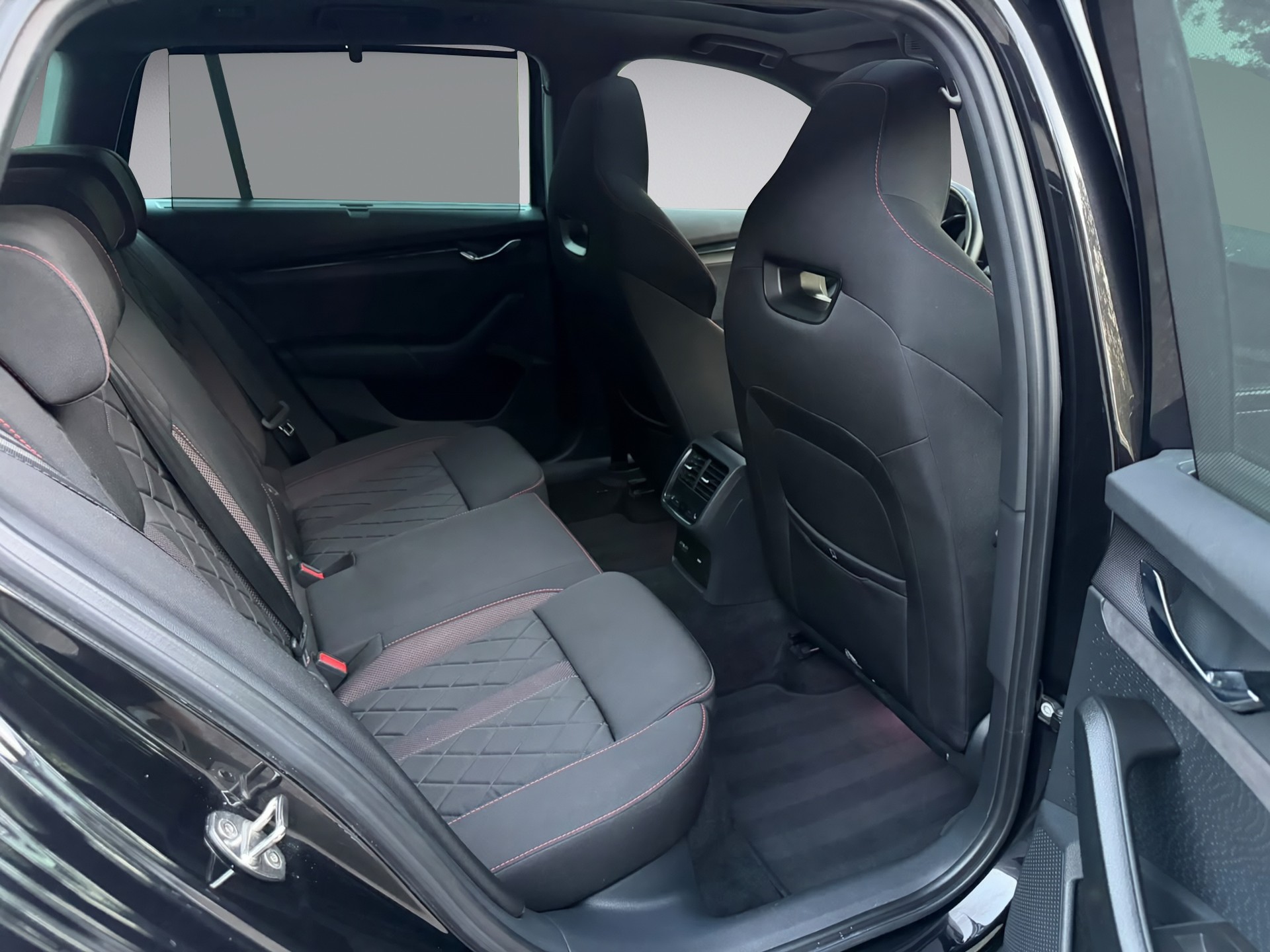 SKODA Octavia Combi 2.0 TDI DSG RS 4x4 * 200PS *-image-11