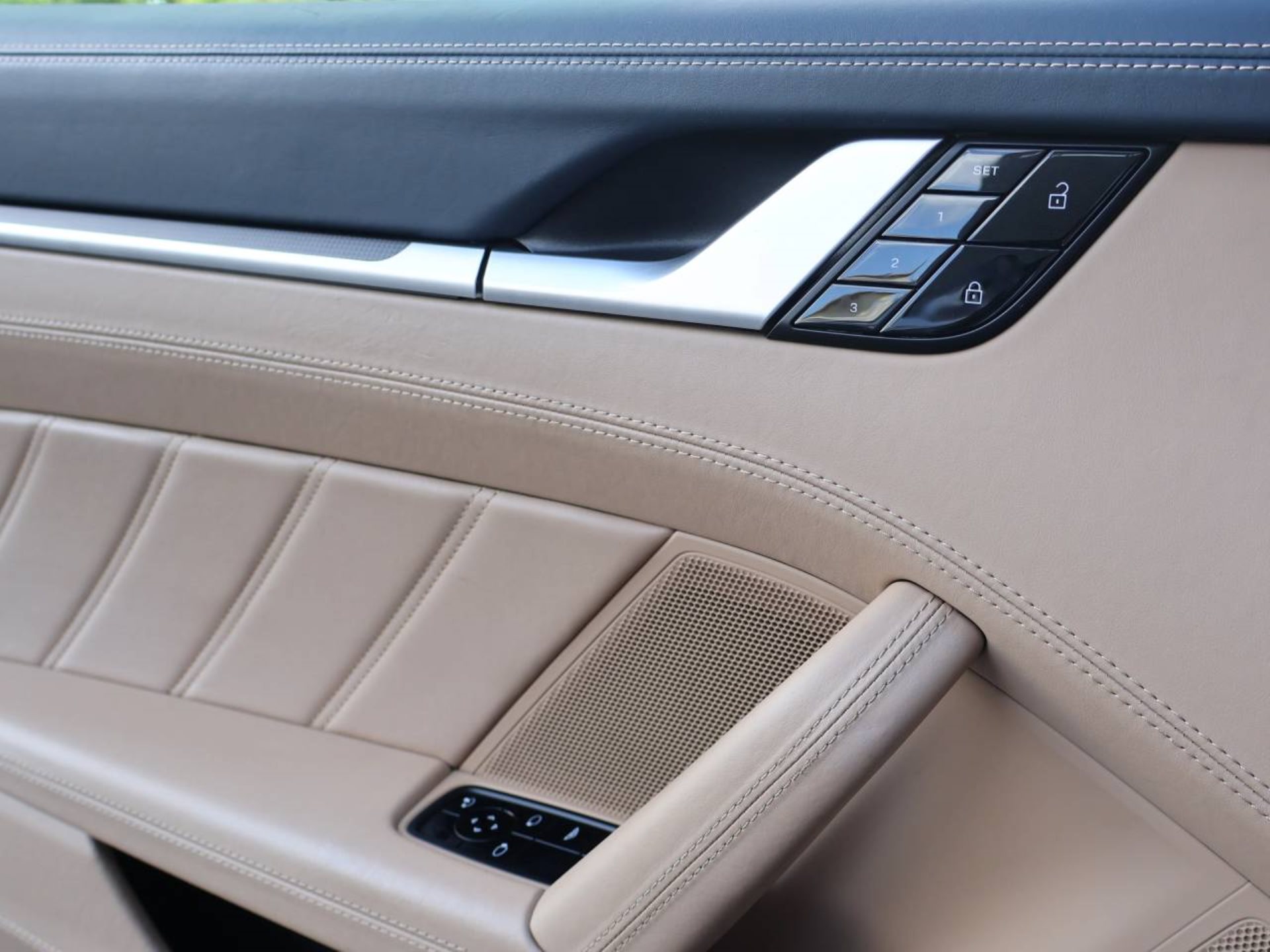 PORSCHE 911 Turbo S Cabriolet-image-22