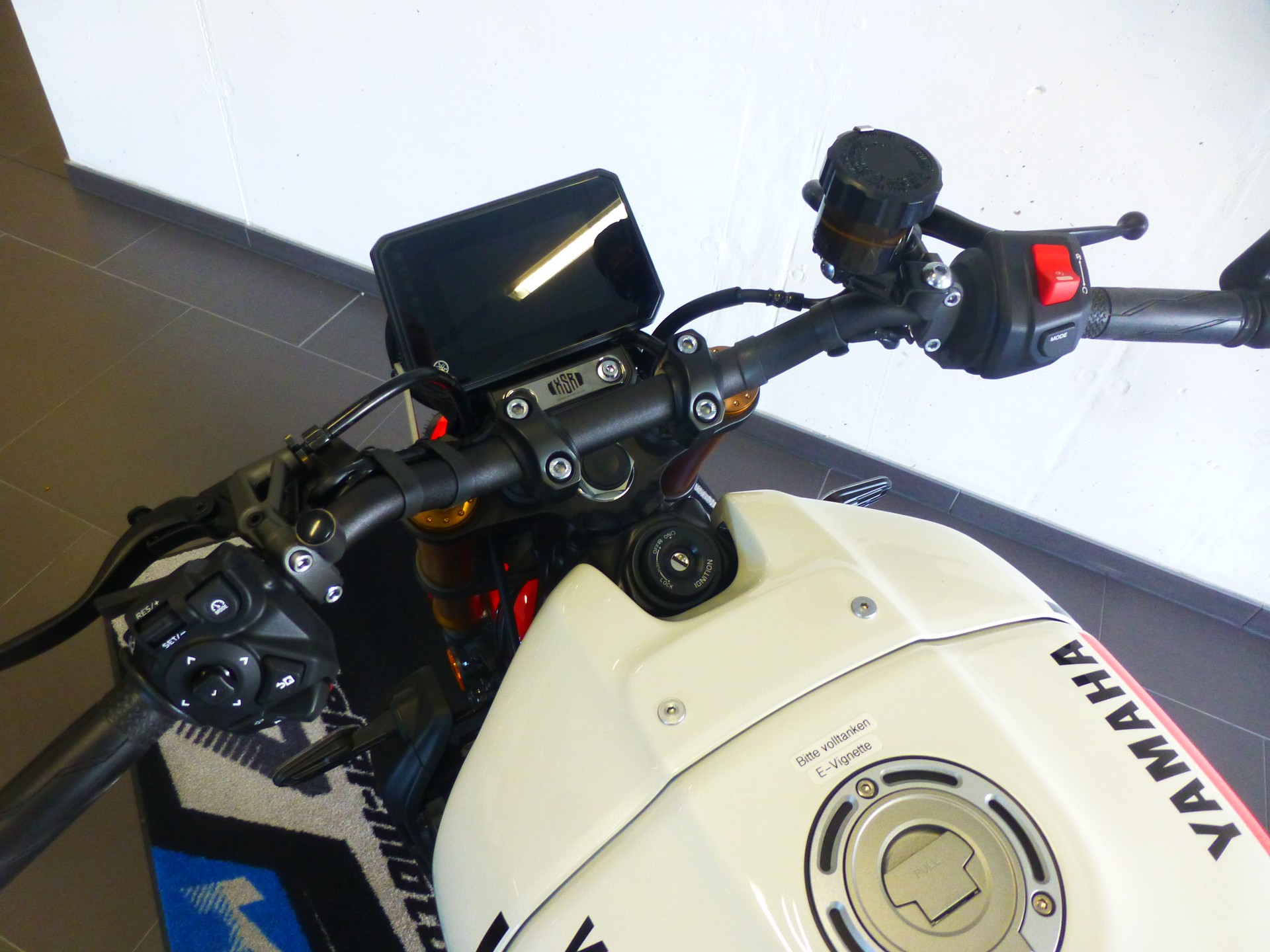 YAMAHA XSR 900-image-7