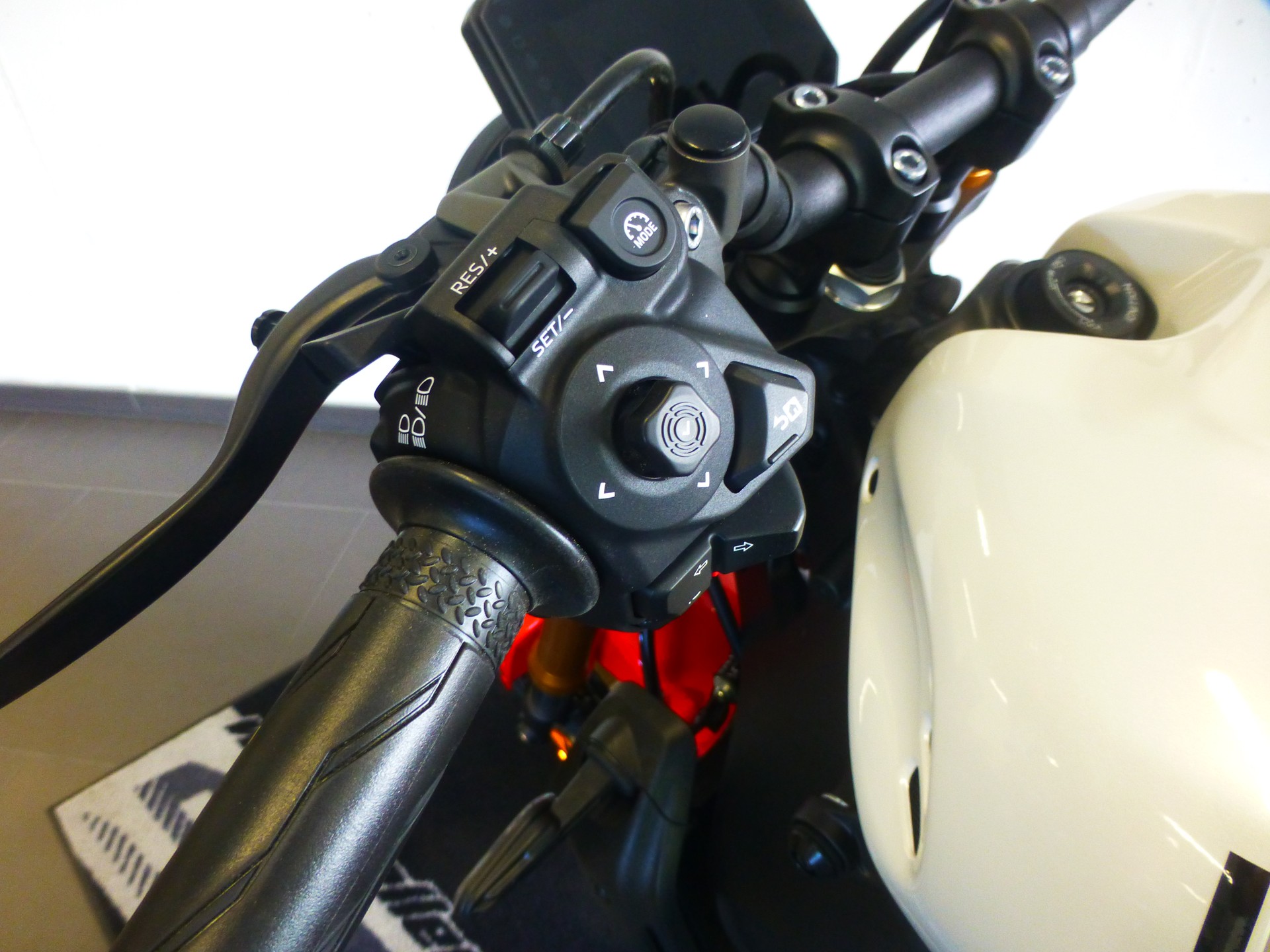 YAMAHA XSR 900-image-8