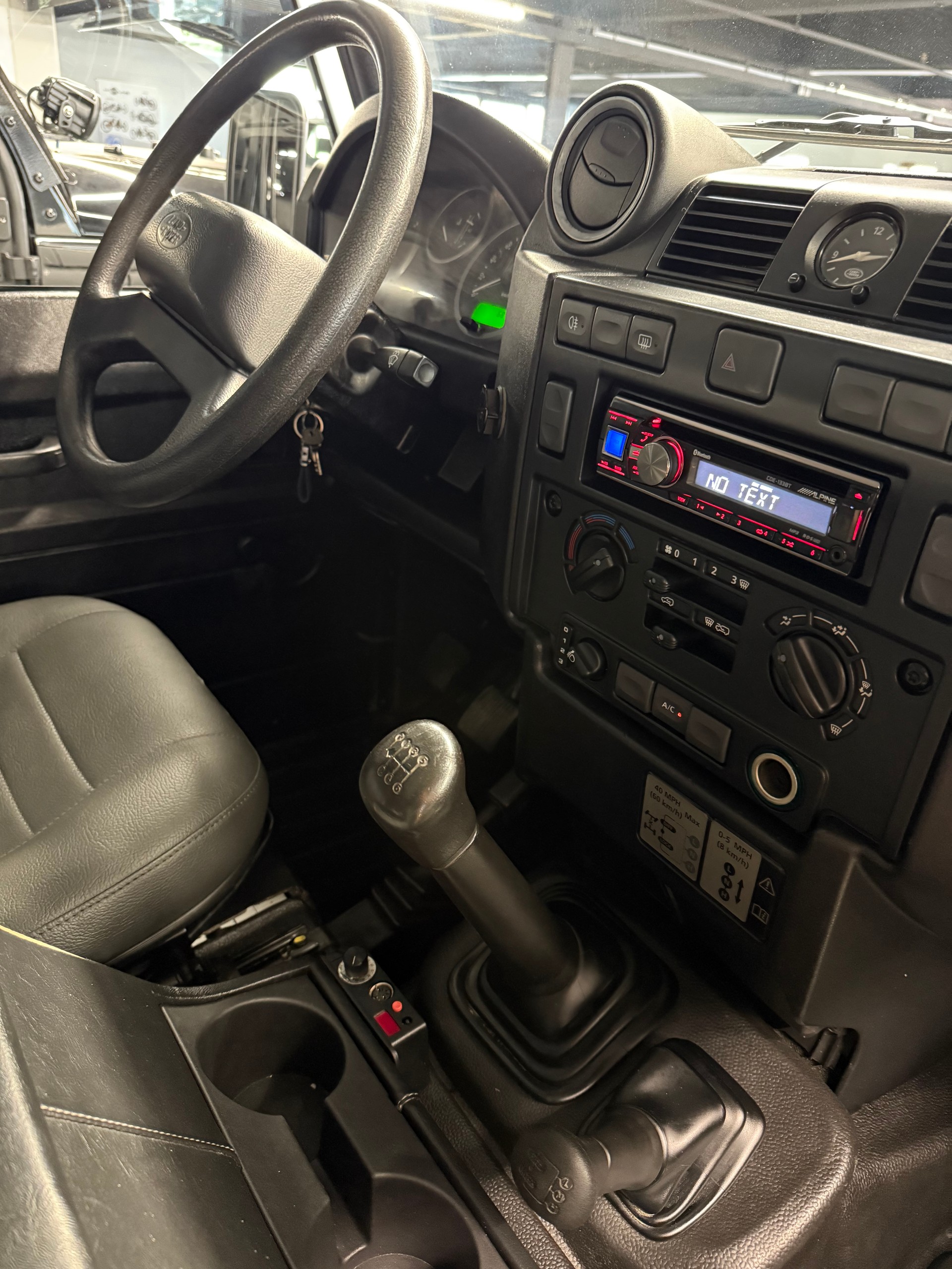 LAND ROVER Defender 90 2.2 TD4 Station Wagon-showroom-element-3
