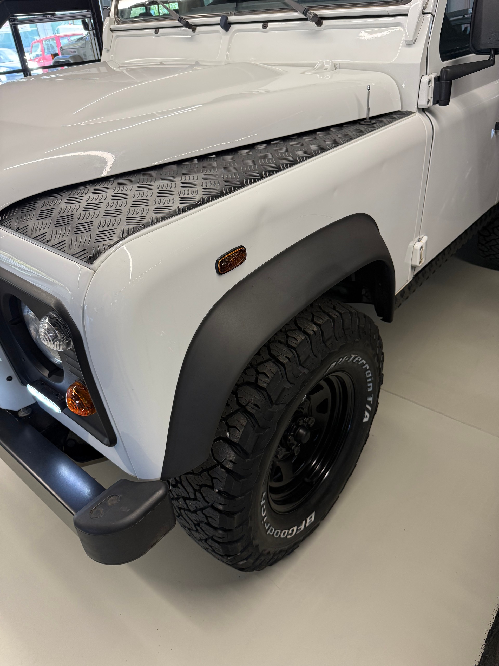 LAND ROVER Defender 90 2.2 TD4 Station Wagon-showroom-element-1