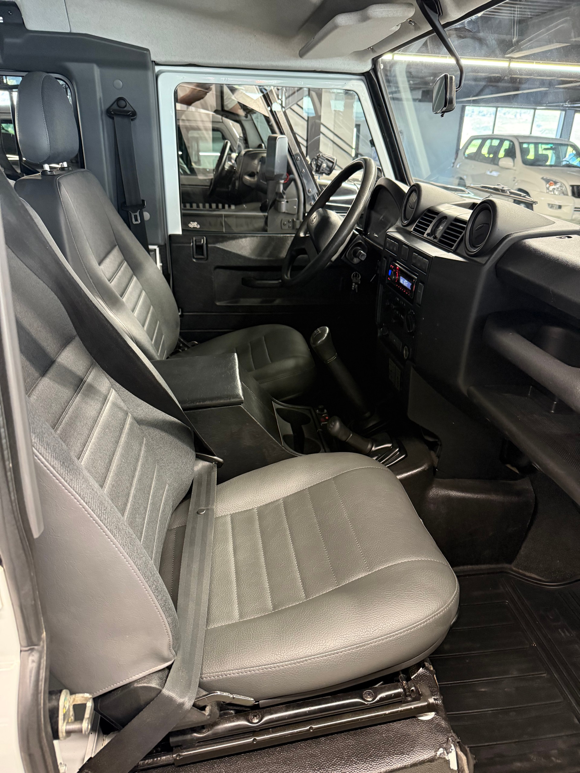 LAND ROVER Defender 90 2.2 TD4 Station Wagon-showroom-element-2