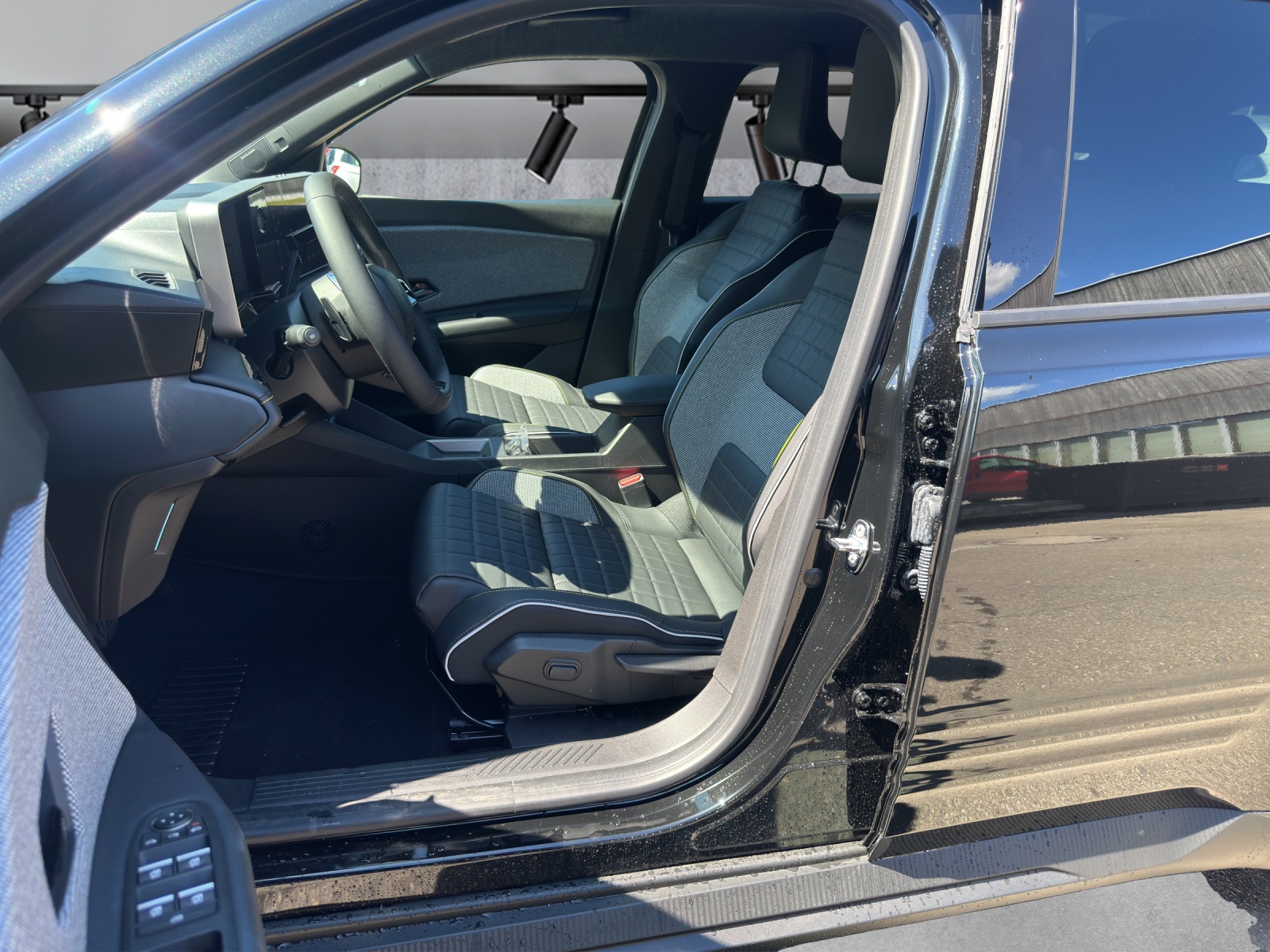 RENAULT R4 E-Tech Comfort Range 52 kWh Iconic-image-5