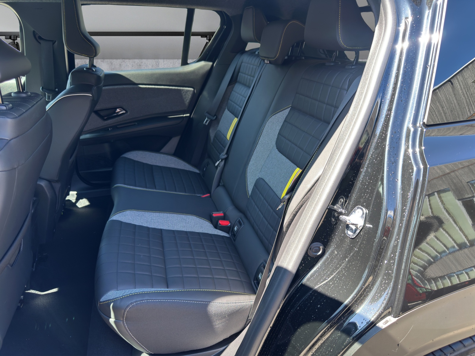 RENAULT R4 E-Tech Comfort Range 52 kWh Iconic-image-10